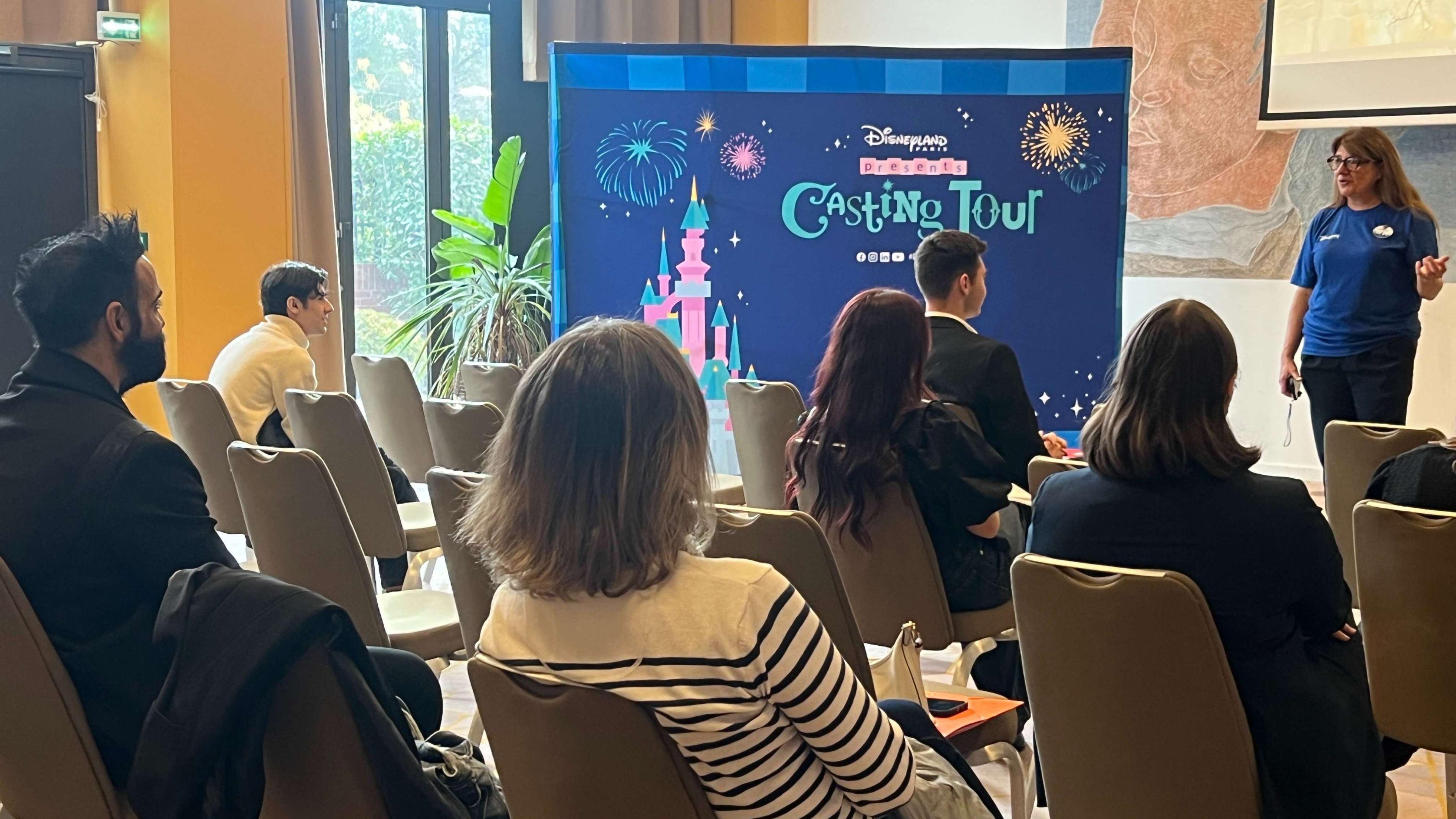 "J'aime le côté féérique" : Disneyland Paris recrute à Aix-en-Provence, "une belle opportunité" pour les candidats