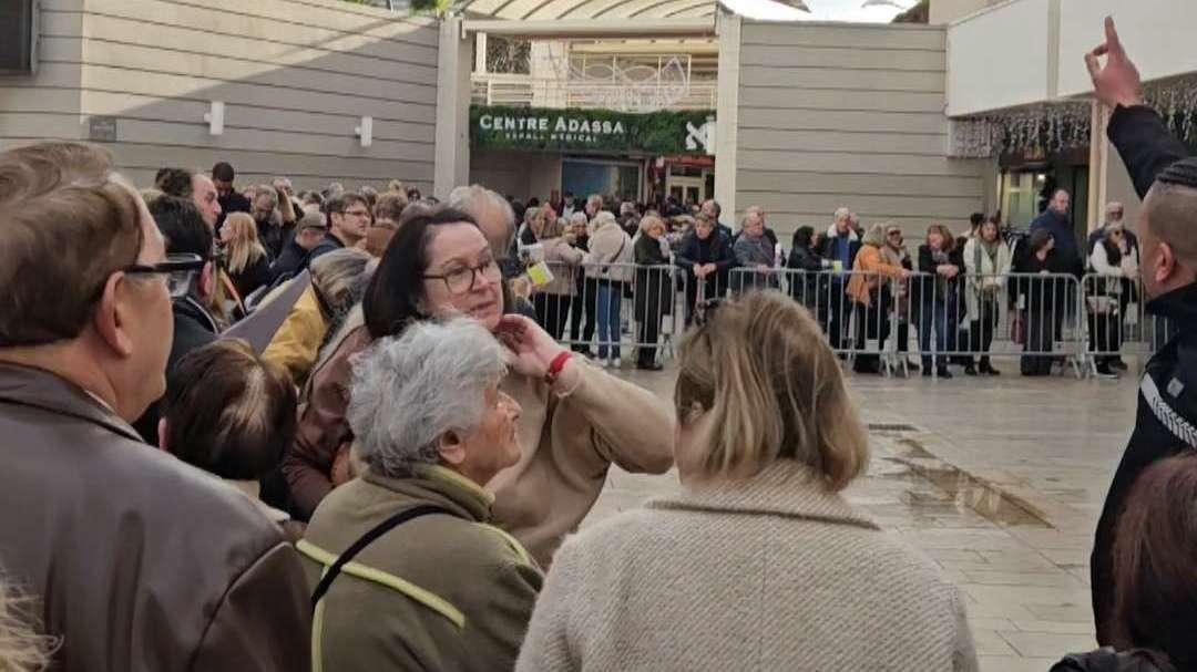 "Journal d'un prisonnier" : une très longue file d'attente pour la séance de dédicace de Nicolas Sarkozy à Marseille