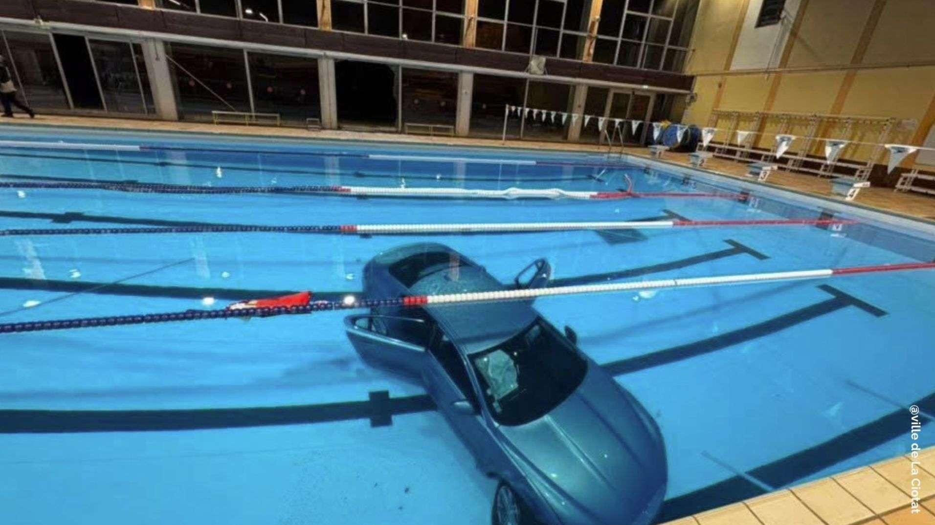 Image choc à La Ciotat : une voiture finit sa course dans la piscine municipale, une mère et sa fille sauvées de justesse