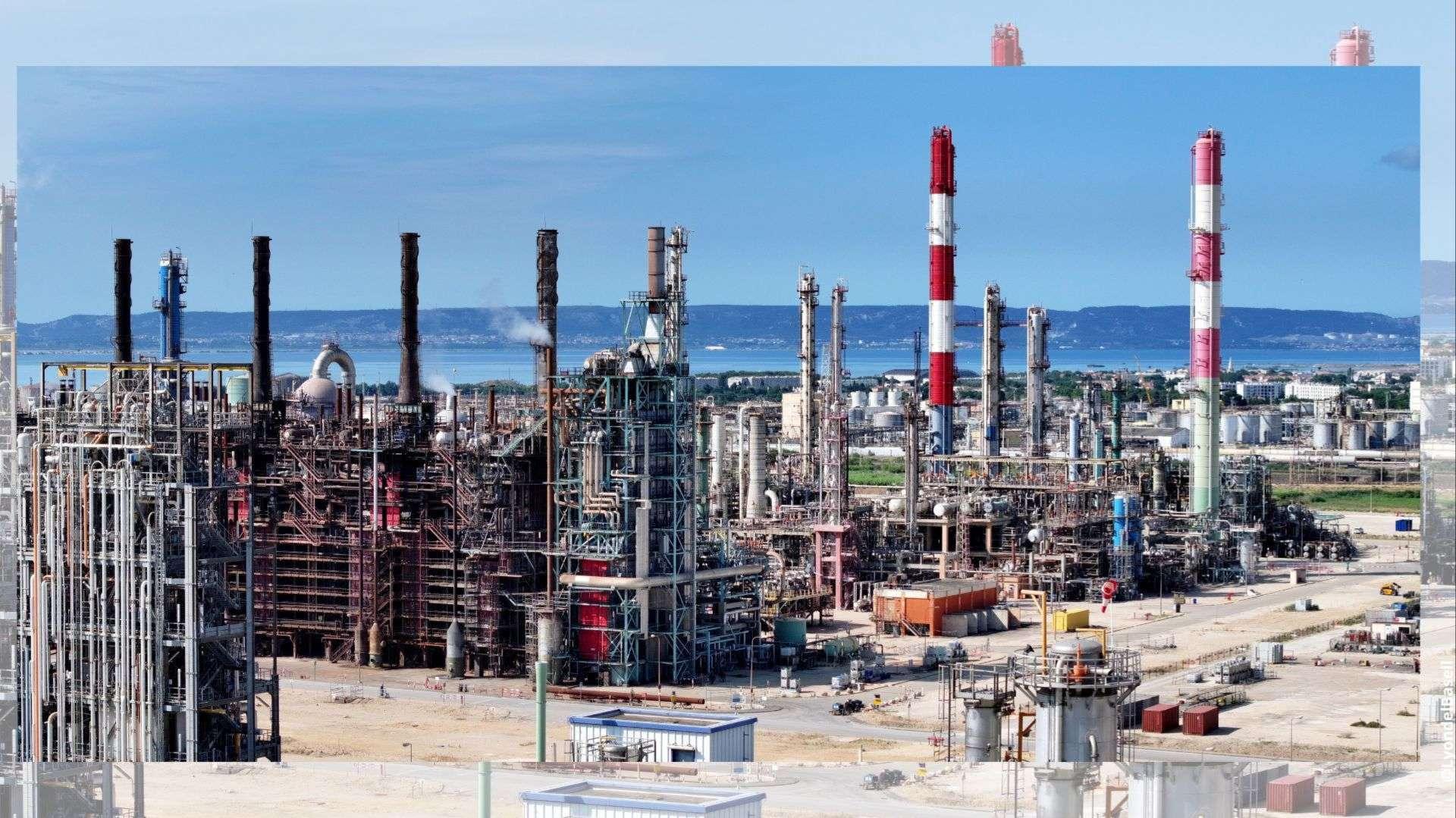 Démantèlement de deux torches jumelles, mercredi 17 décembre, sur l’ancien site de la raffinerie de Berre
