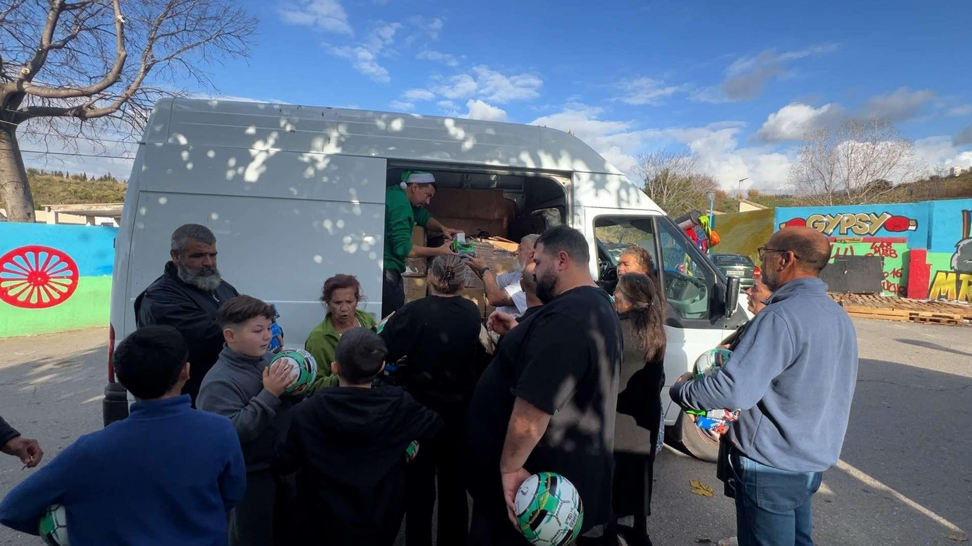 Le Père Noël vert du Secours populaire apporte sa hotte au quartier Mirabeau à Marseille