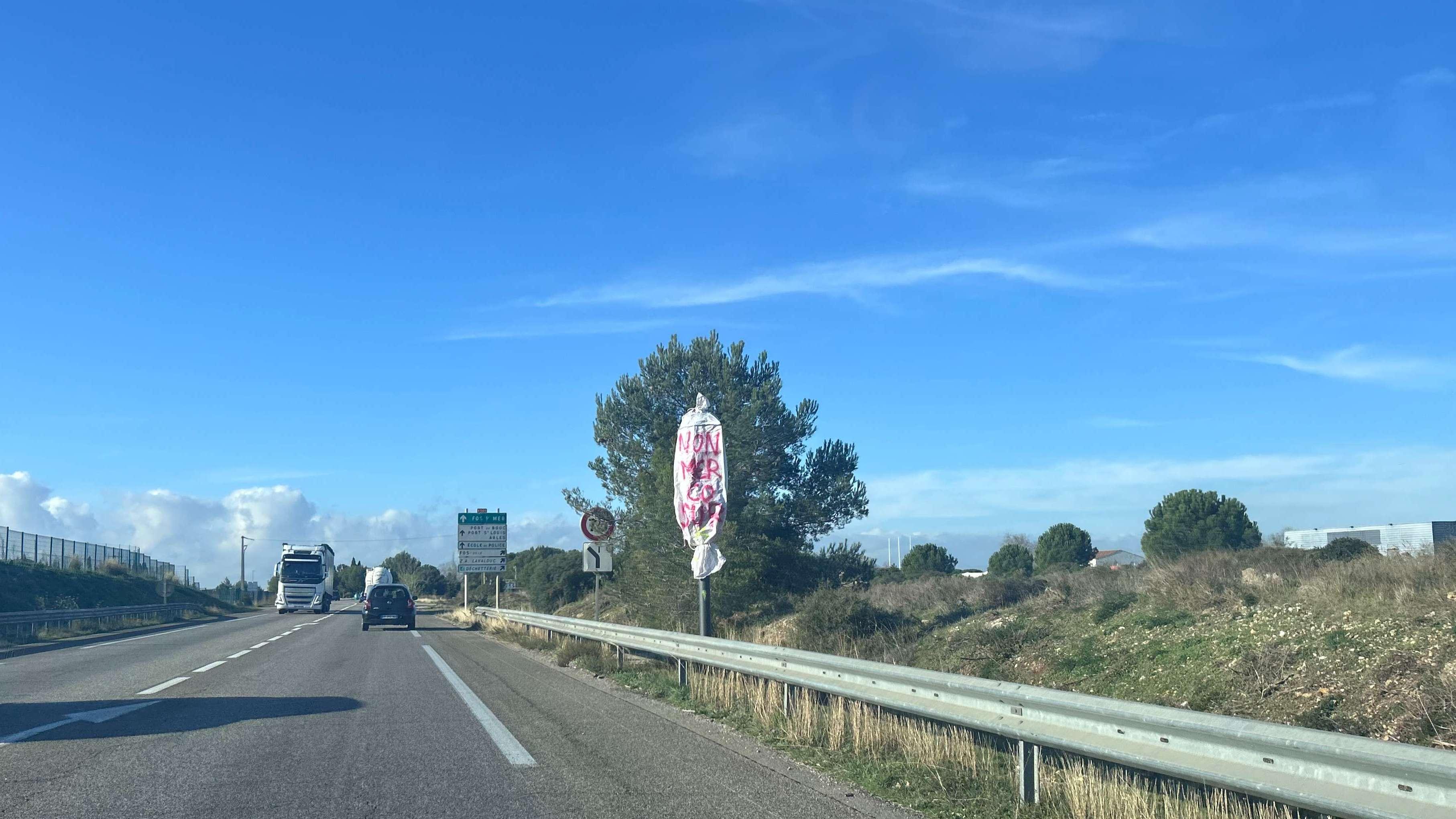 "La mort est dans le pré" : les agriculteurs en colère bâchent les radars sur la RN 569