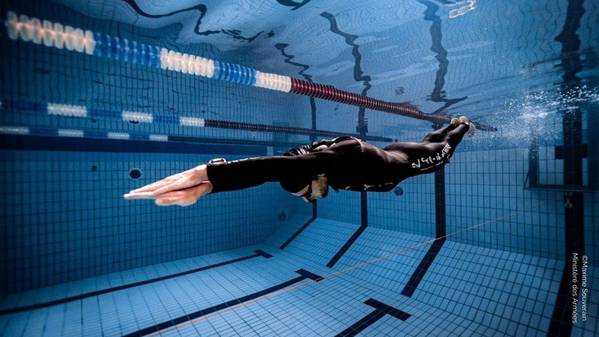 Exploit mondial : un marin parcourt plus de 50 km sous l'eau en 24h et pulvérise le record d'apnée dynamique sans palmes