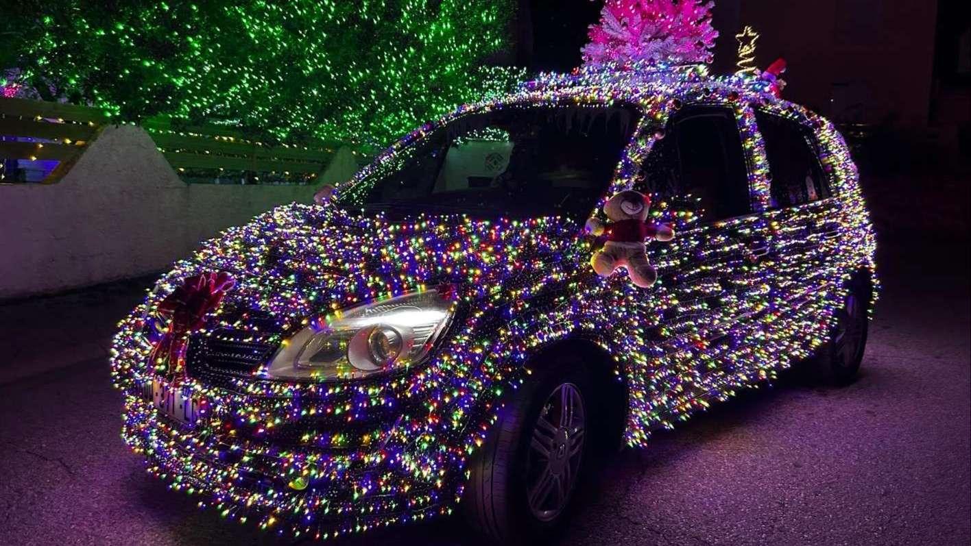 Vous l'avez croisée ? L'incroyable histoire de la "voiture de Noël" qui illumine les routes de l'Étang de Berre