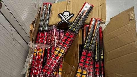 Feux d’artifice illégaux : 102 engins saisis par la douane de Marseille à la veille du réveillon 