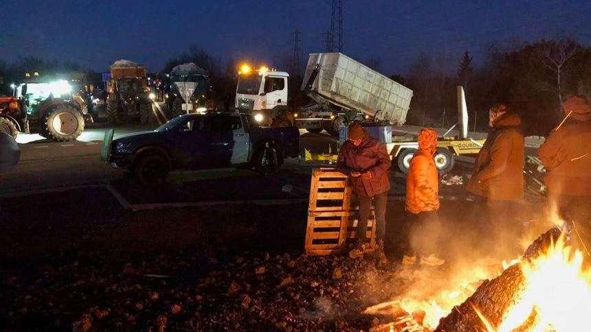 Des agriculteurs mobilisés ce matin au rond-point de la Fossette à Fos-sur-Mer