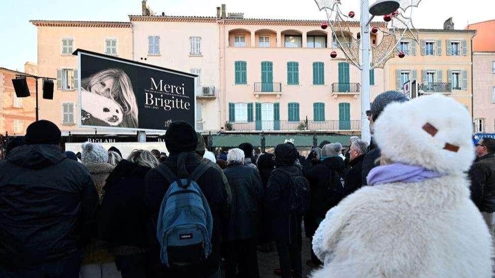 Saint-Tropez dit adieu à Brigitte Bardot, simplement et en musique