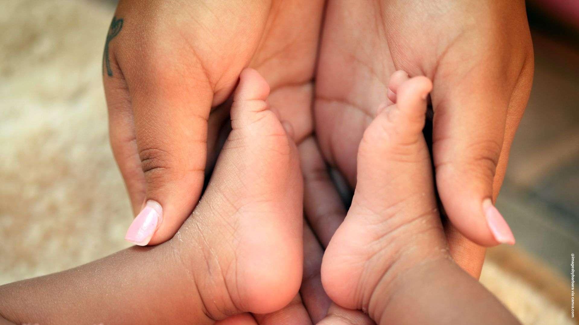 Premier bébé de l'année cible d'une campagne raciste sur les réseaux sociaux : ses parents portent plainte