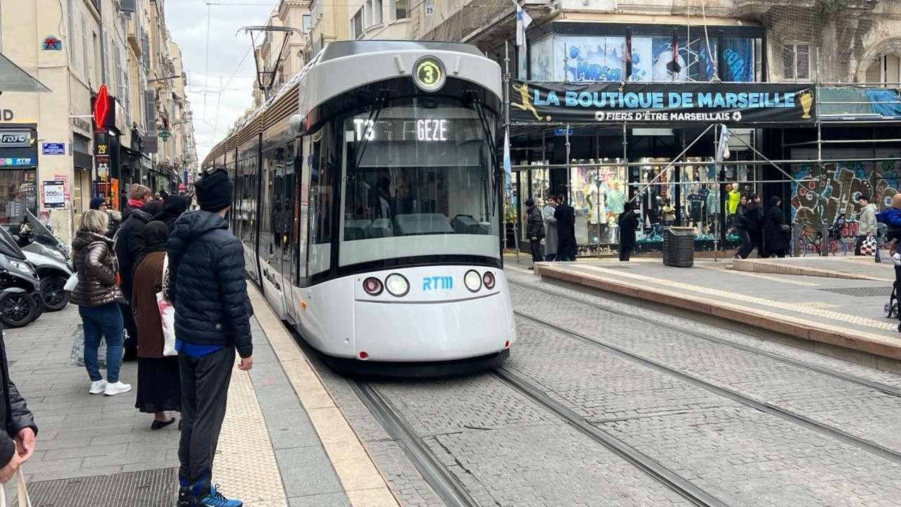 "Le Marseillais, a un grand coeur" : Reno, kiosquier du Vieux-Port, raconte l'authenticité de Marseille