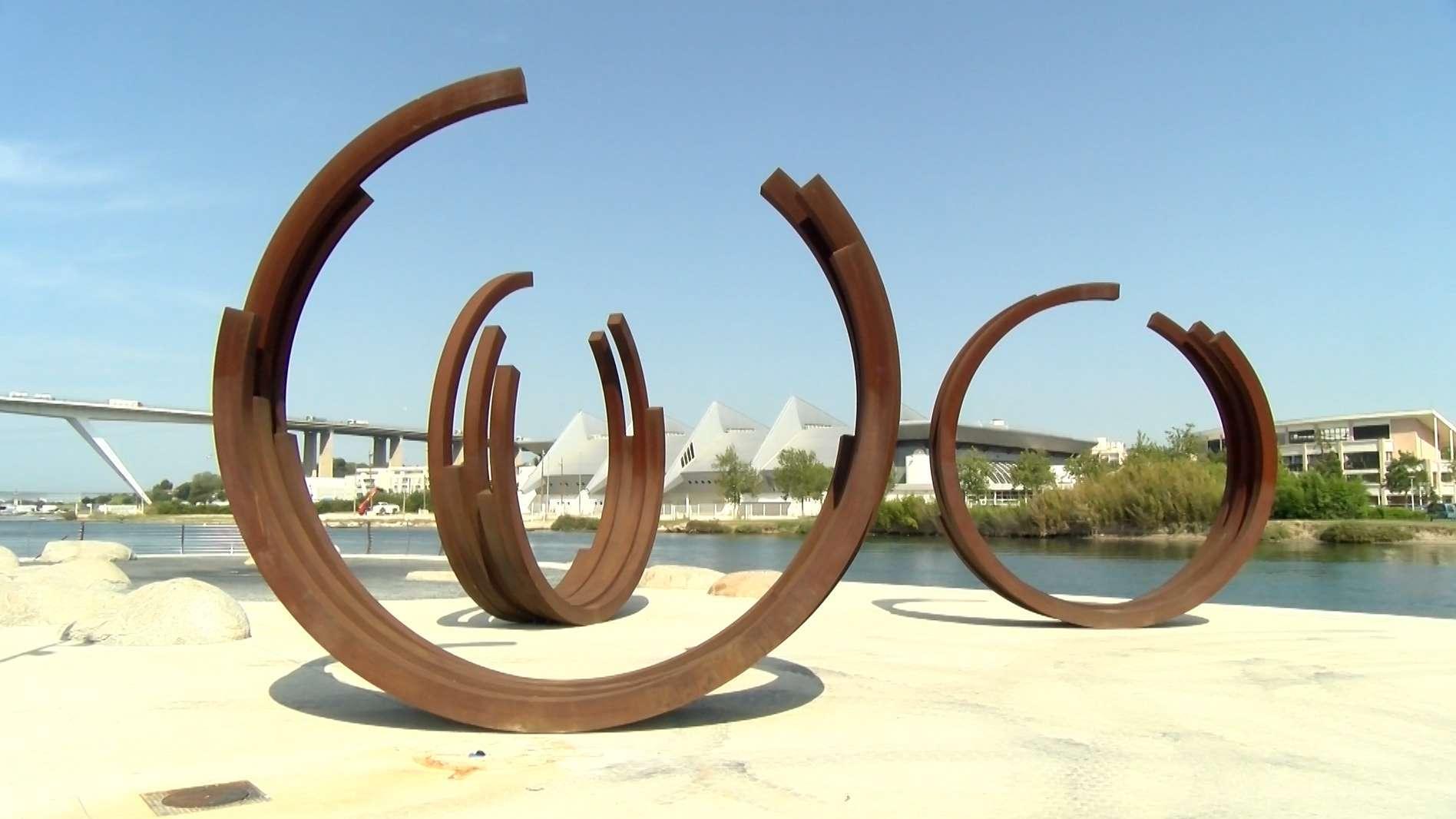 Martigues : la monumentale sculpture d'acier signée Venet quitte la pointe San Crist ce matin, attention à la circulation