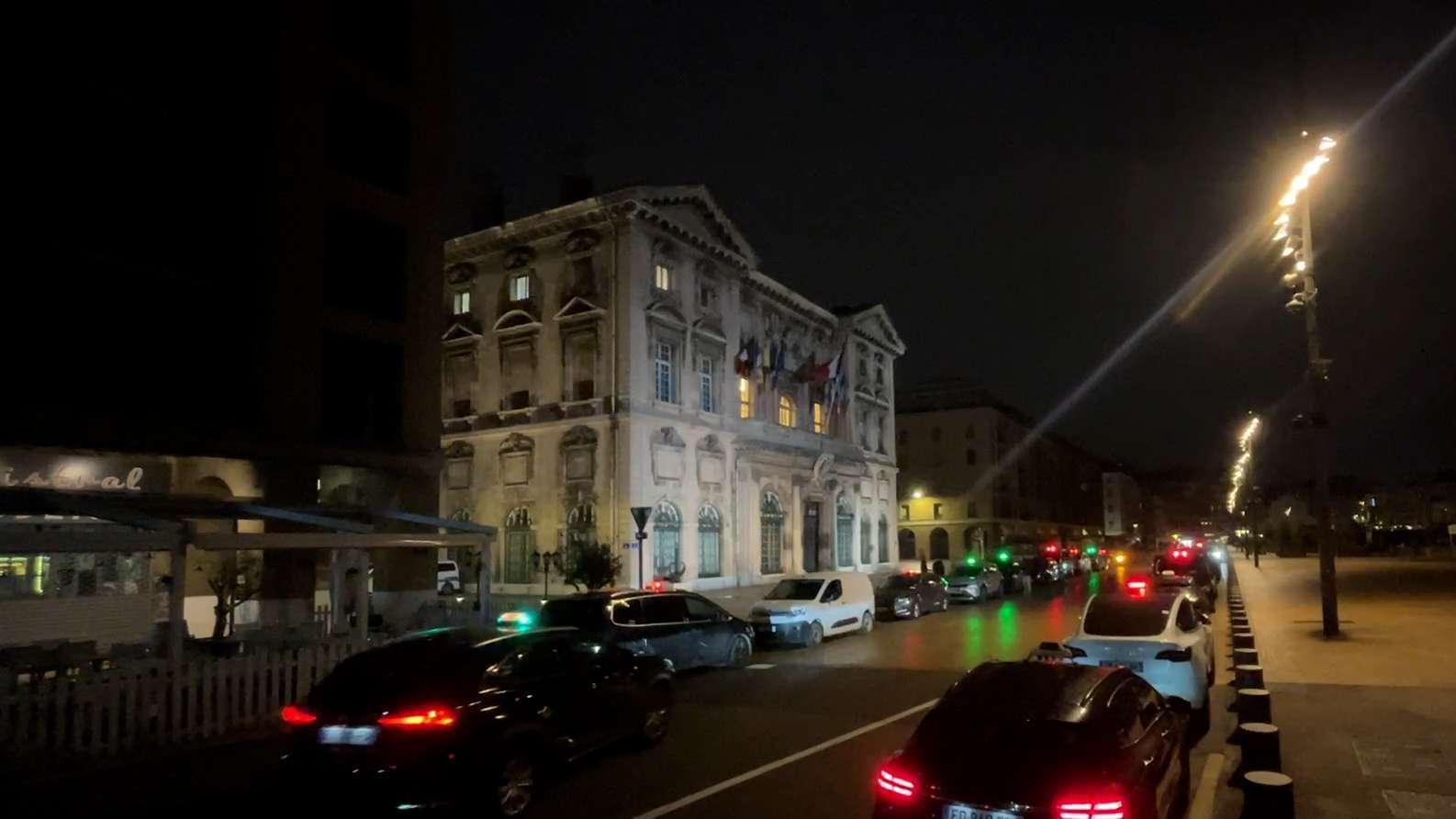 "C'est insupportable !" : des taxis marseillais en colère mobilisés sur le Vieux-Port