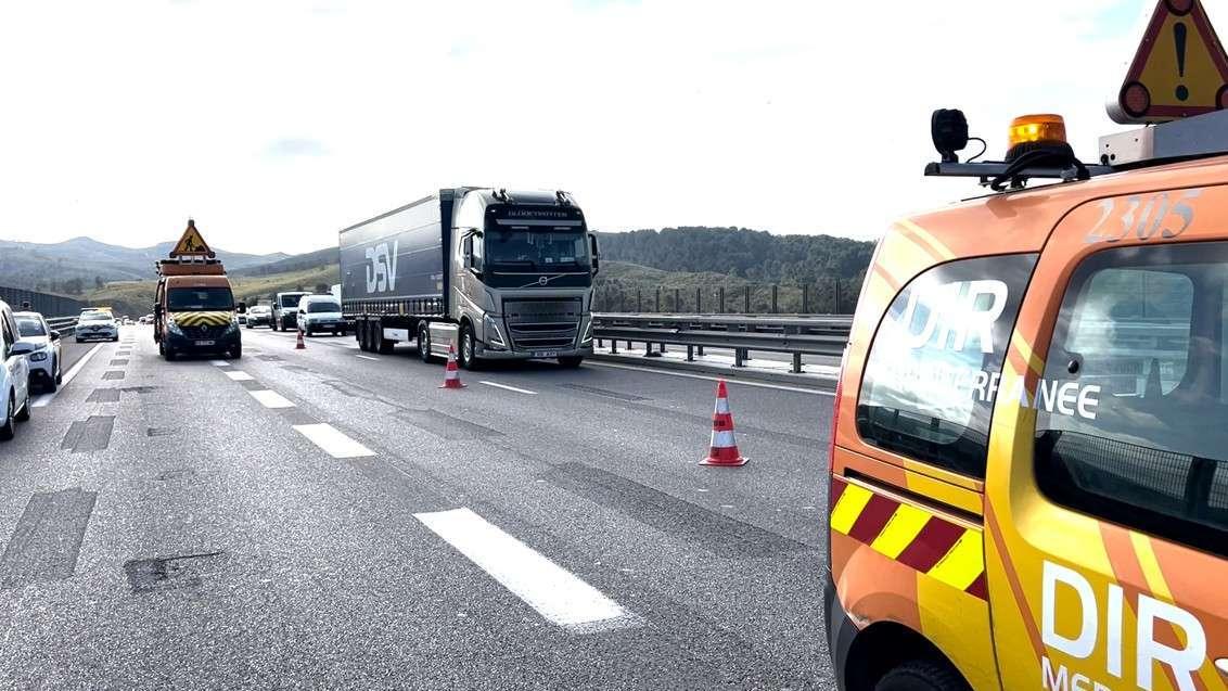  Martigues : la DIRMED débroussaille les abords de l'A55 à Martigues et évacue les arbres tombés