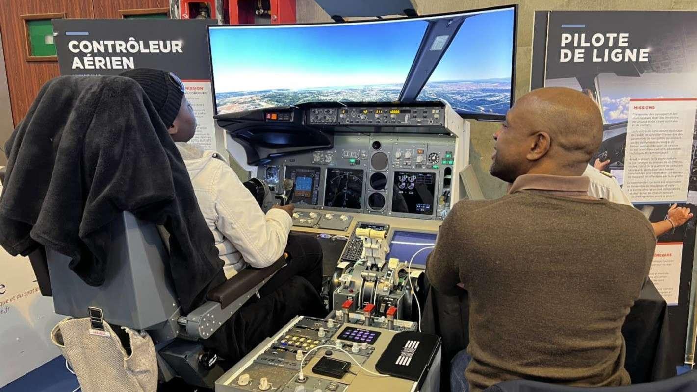"Prendre son envol" : à Marseille, les jeunes testent les métiers de l'aéronautique avec "Horizon Aéro"