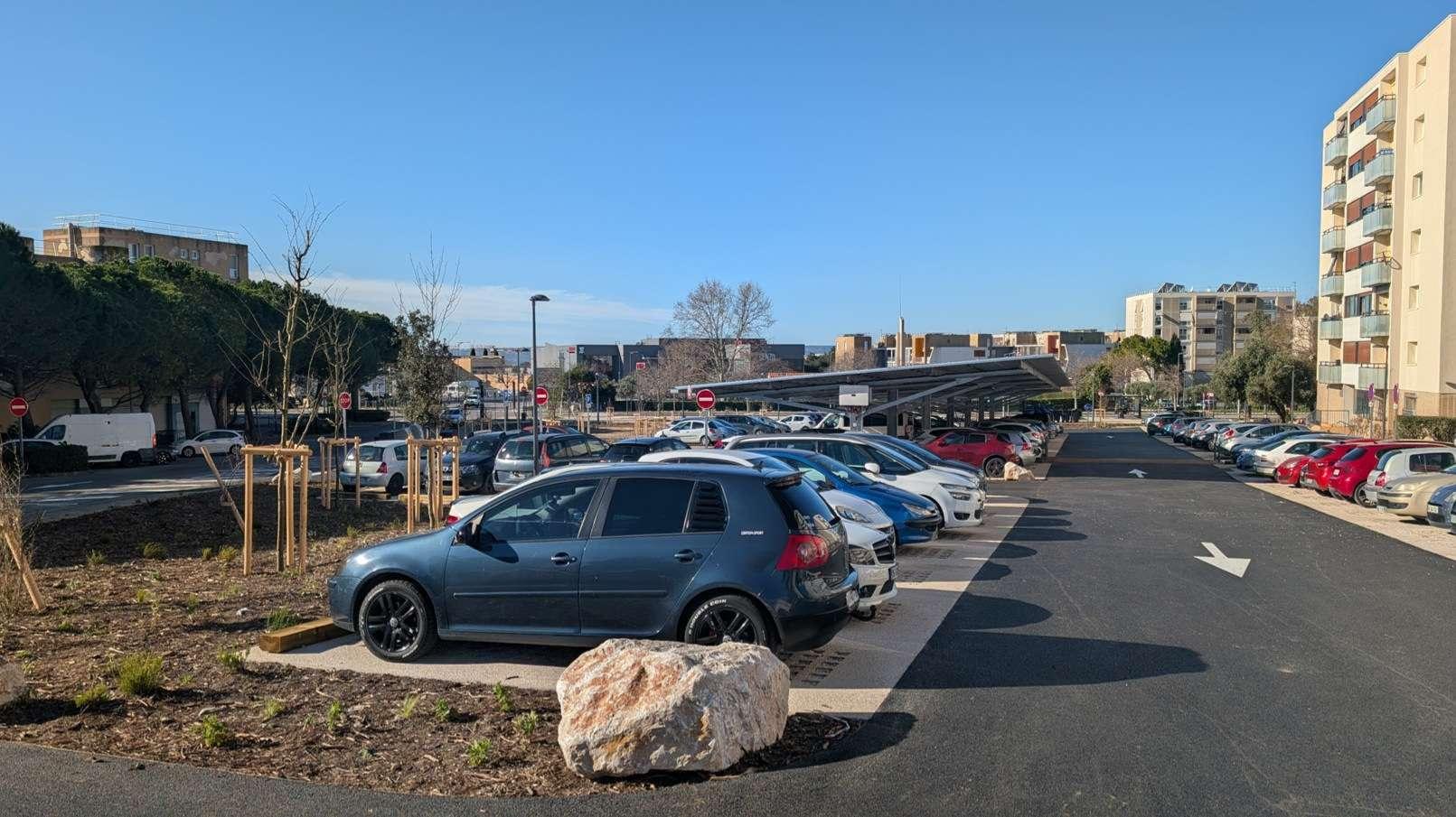 Vitrolles : le quartier des Pins s’offre un nouveau parking « vert » et solidaire