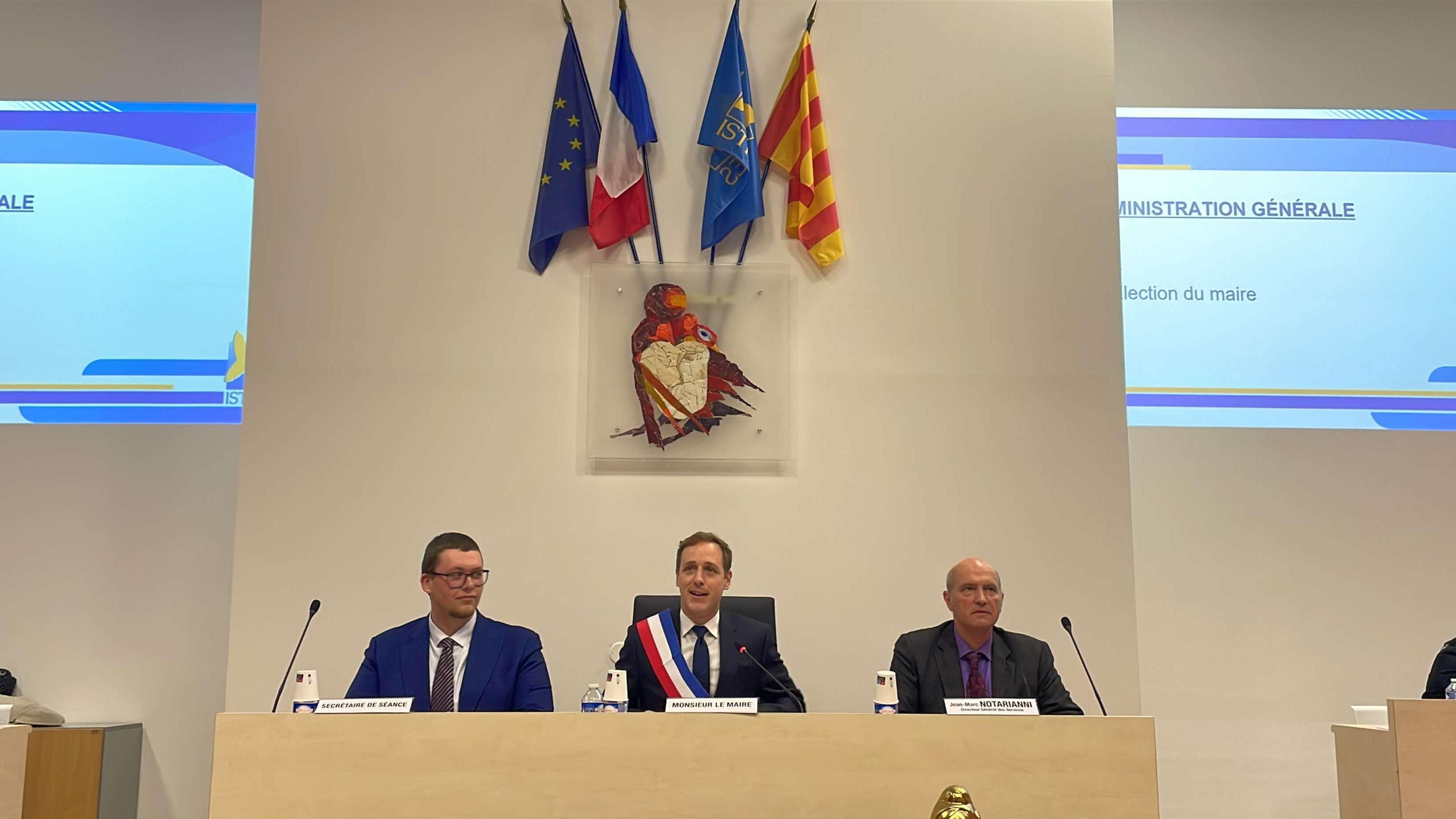 Élu maire, Robin Prétot prend ses quartiers à la mairie d'Istres