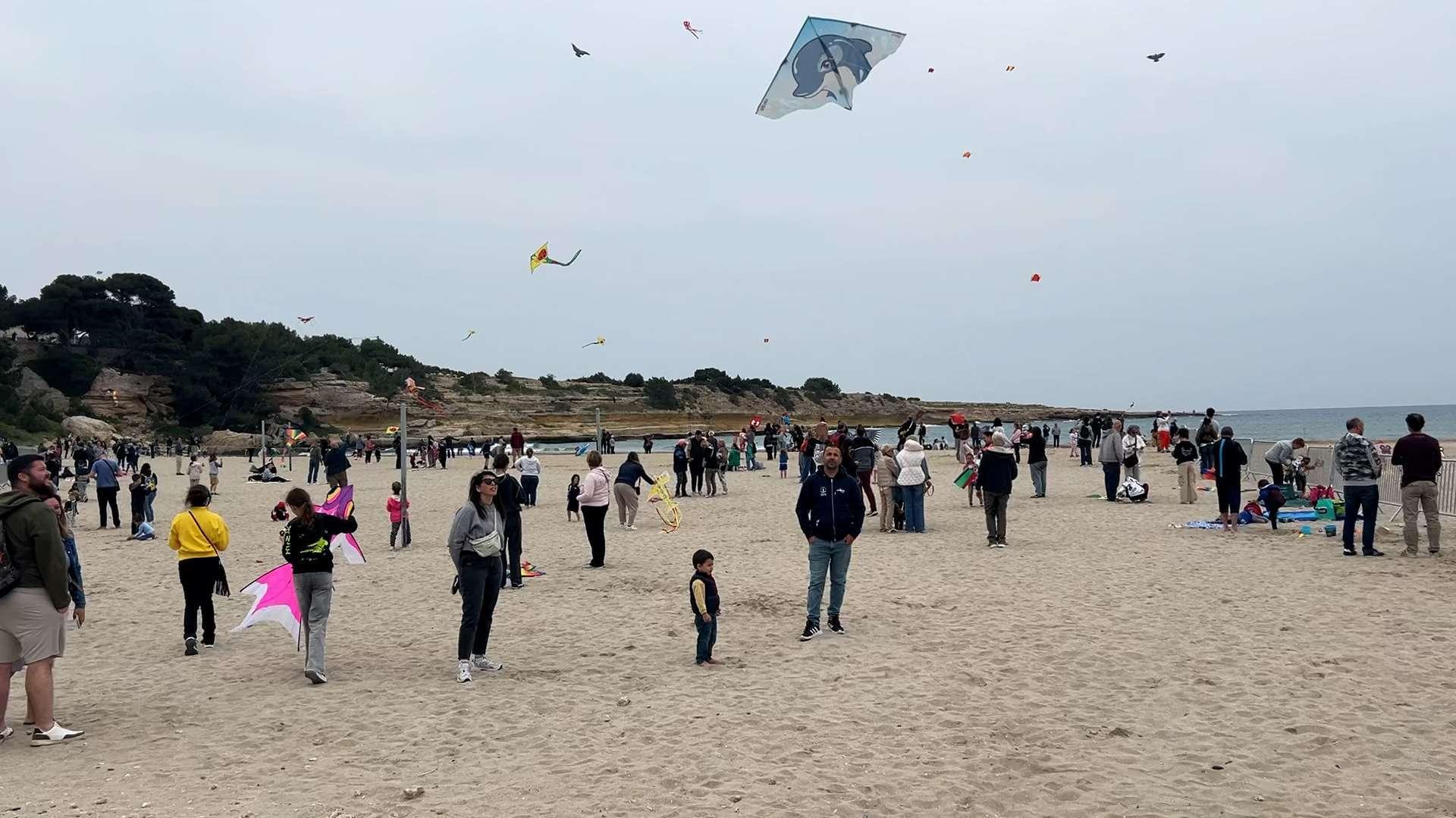 Le ciel de Martigues en fête pour le festival de cerfs-volants