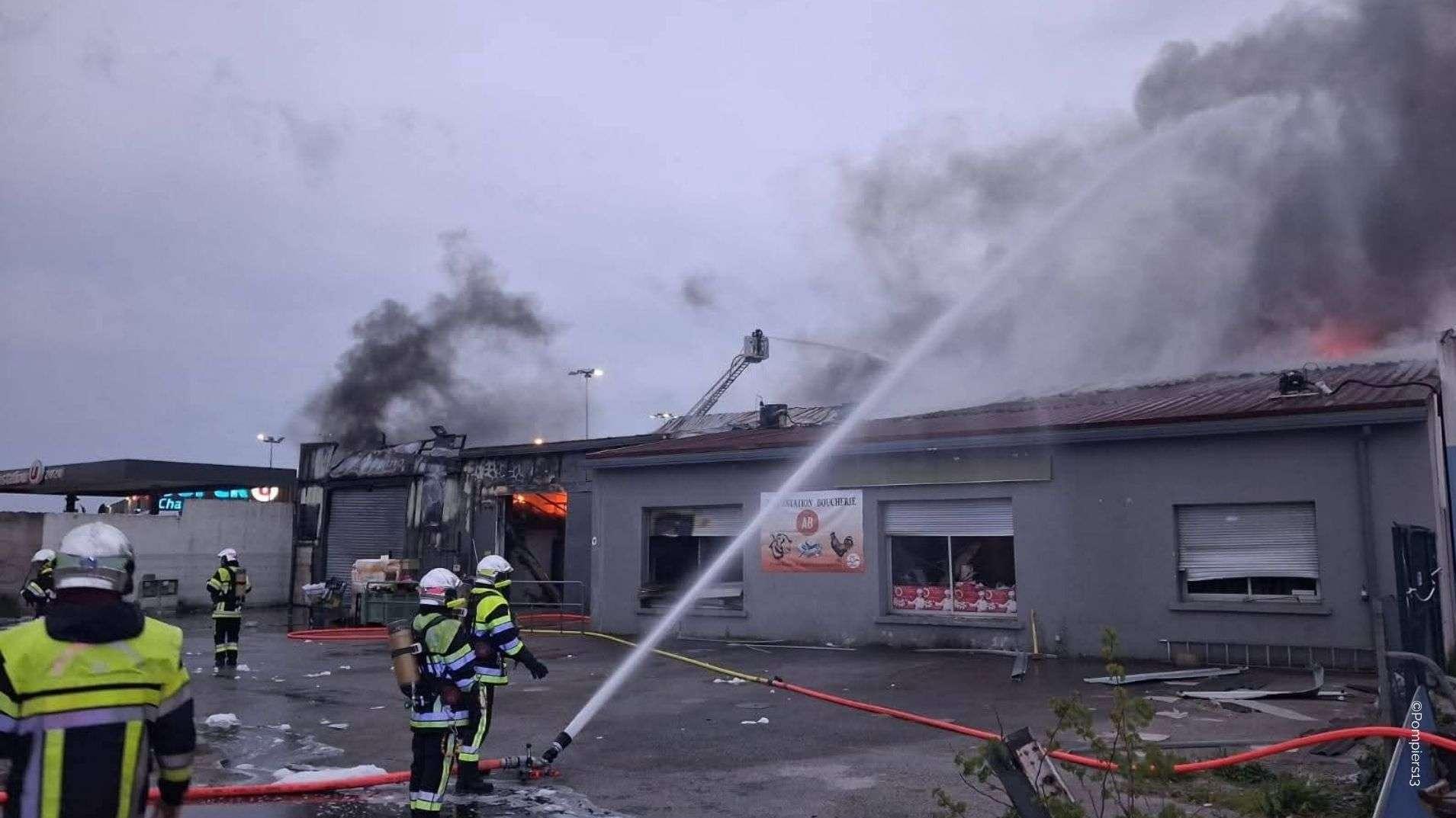 Châteaurenard : un entrepôt de 2000 m² ravagé par les flammes, 85 pompiers mobilisés et 15 personnes évacuées