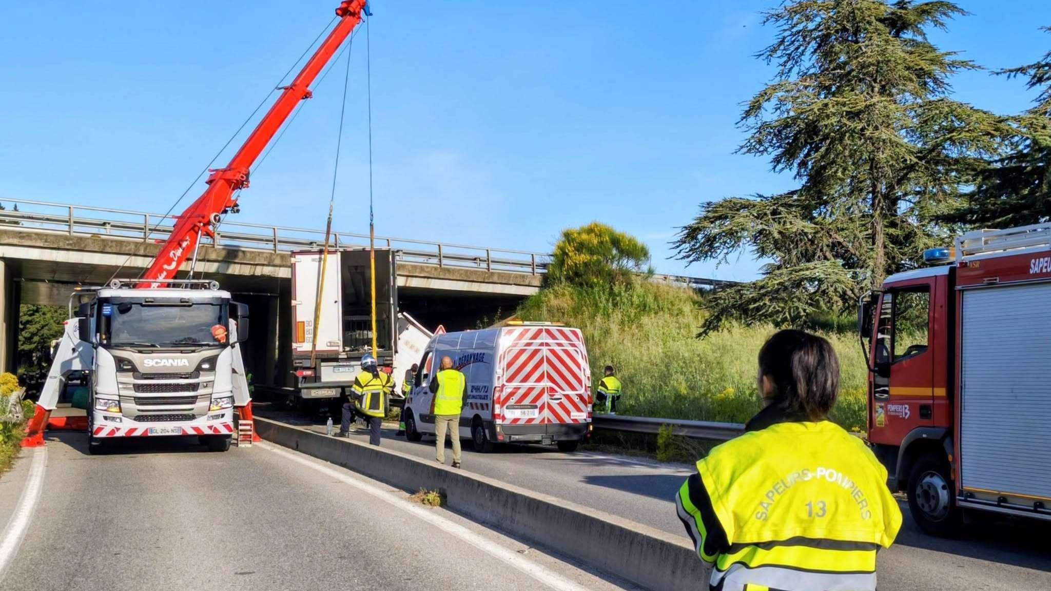 Chute d'un poids-lourd à Sénas : le péage partiellement fermé jusqu’en début d’après-midi