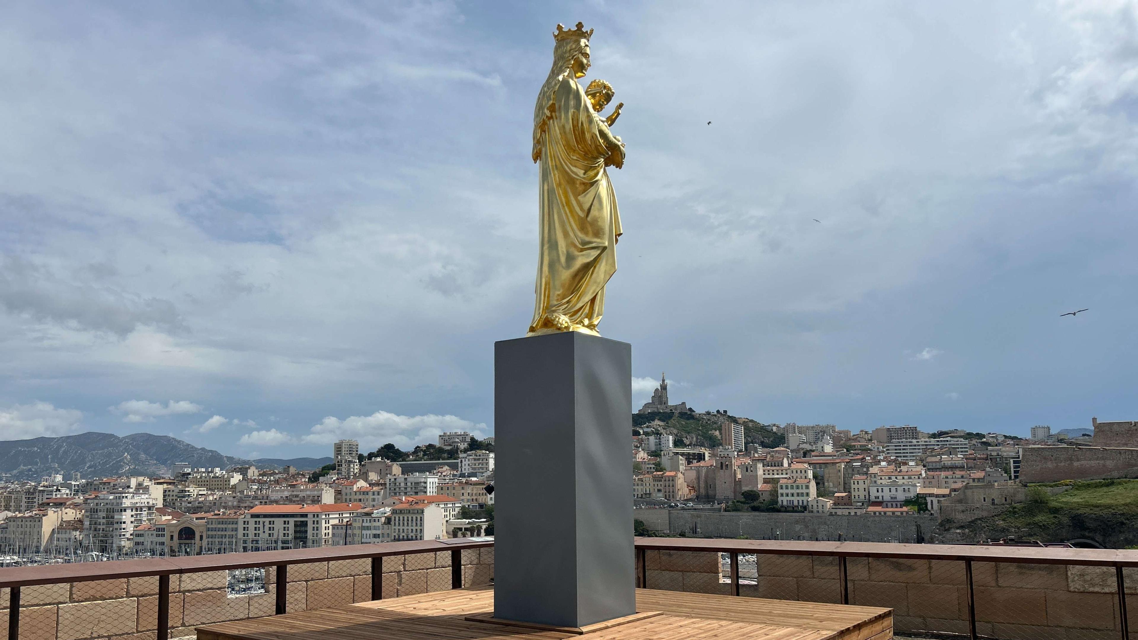 Marseille voit double : une seconde « Bonne Mère » veille désormais sur l'entrée du port 