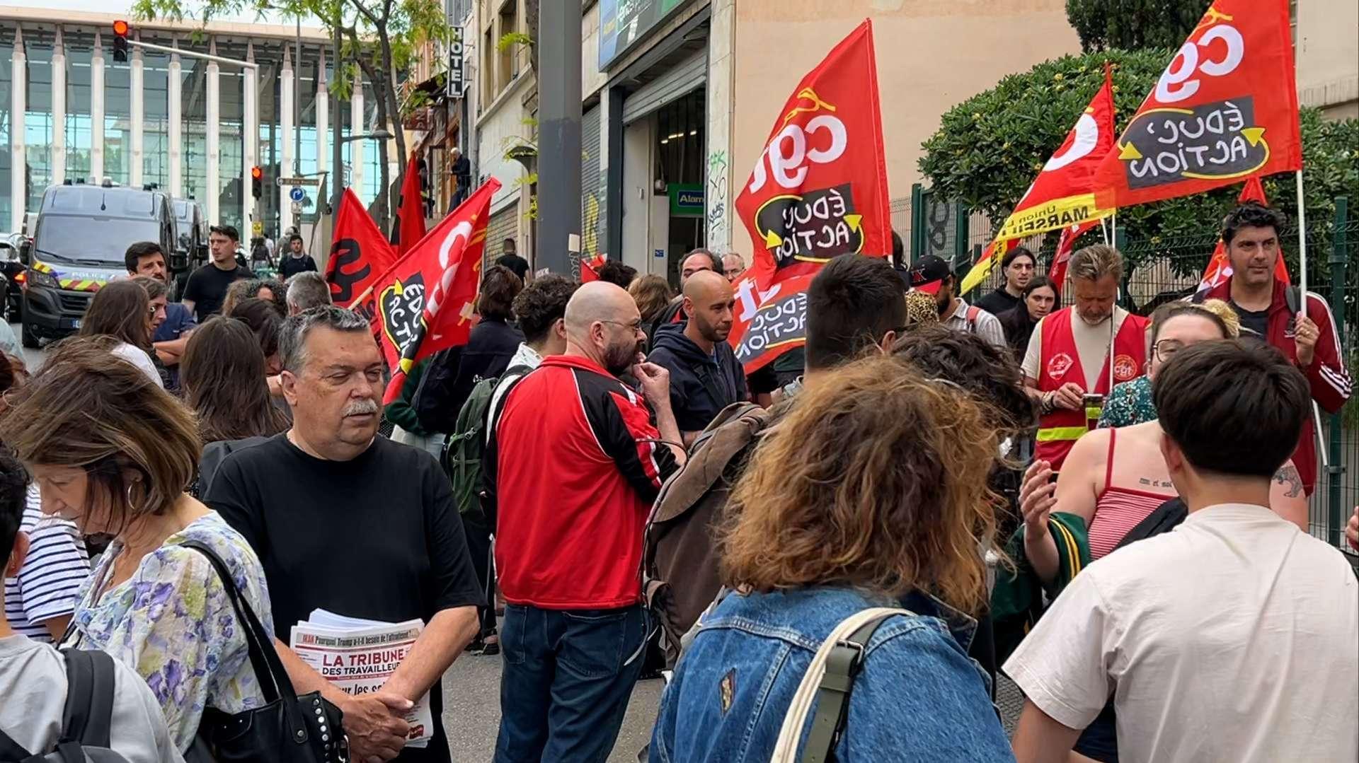 "On improvise au quotidien pour survivre" : profs et lycéens manifestent devant la DSDEN à Marseille