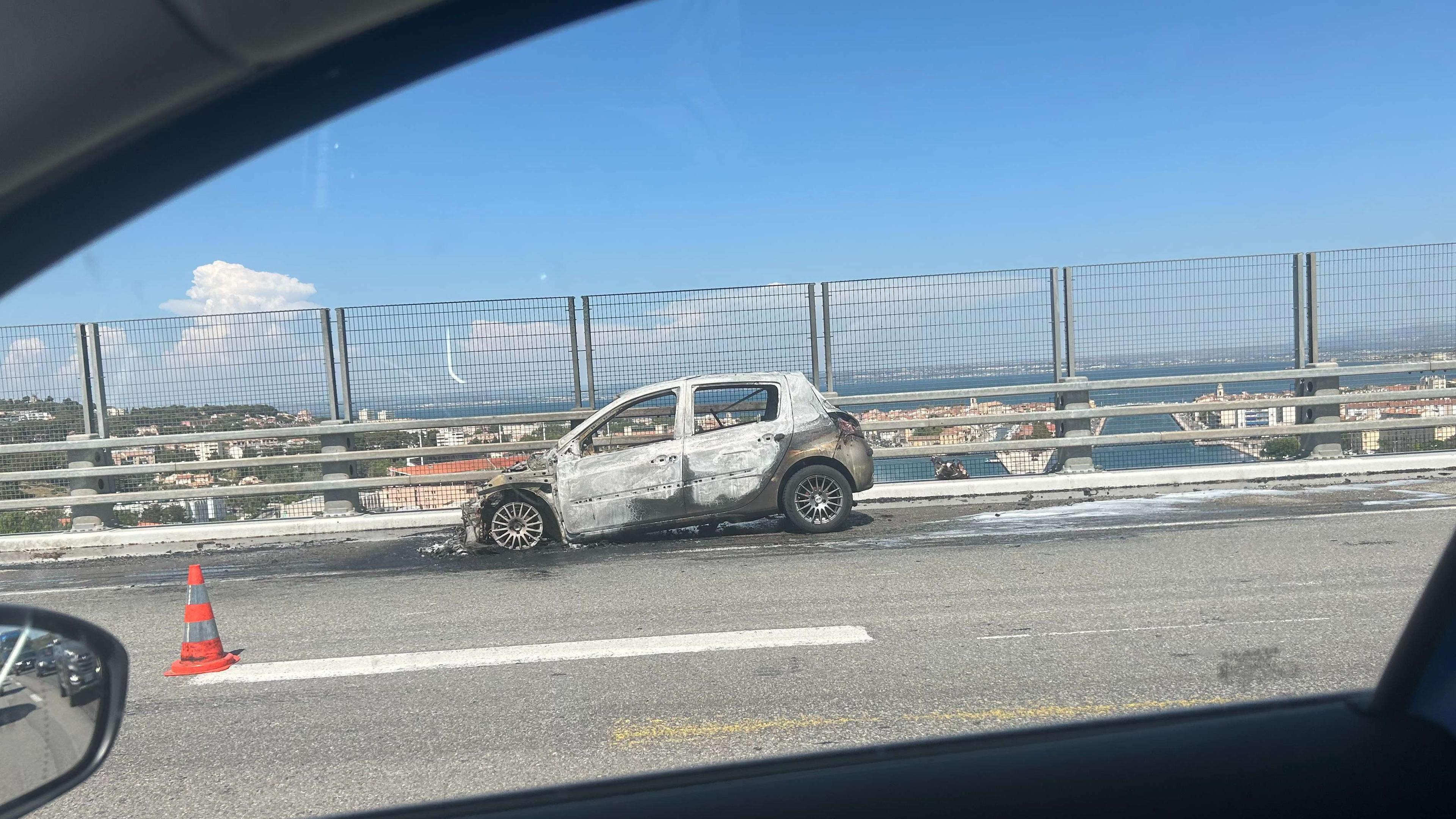 Des perturbations sur le viaduc de Martigues : une voiture a pris feu