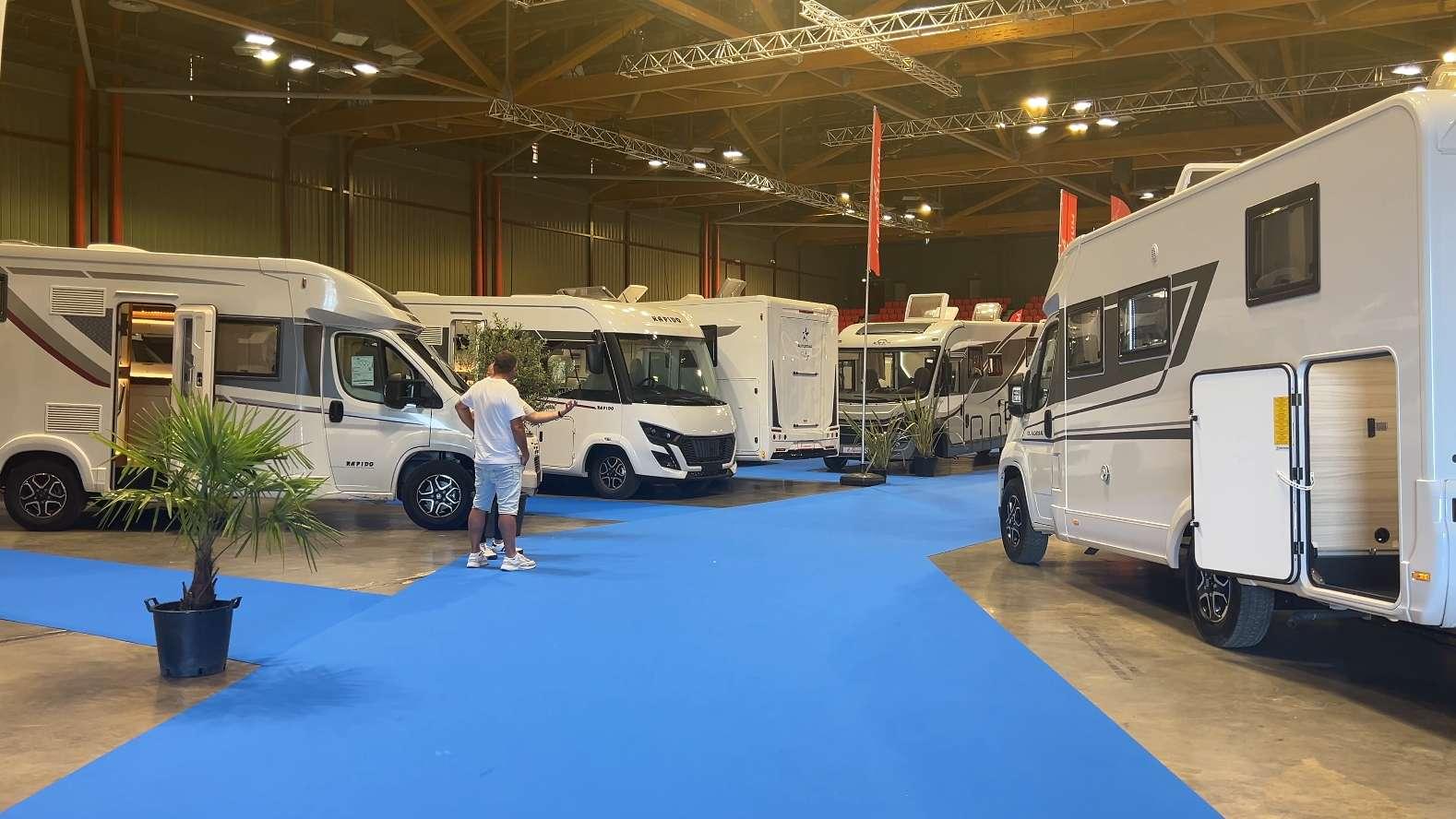 Au salon du camping-car de Martigues, une mère de famille cherche encore le véhicule idéal pour sa famille