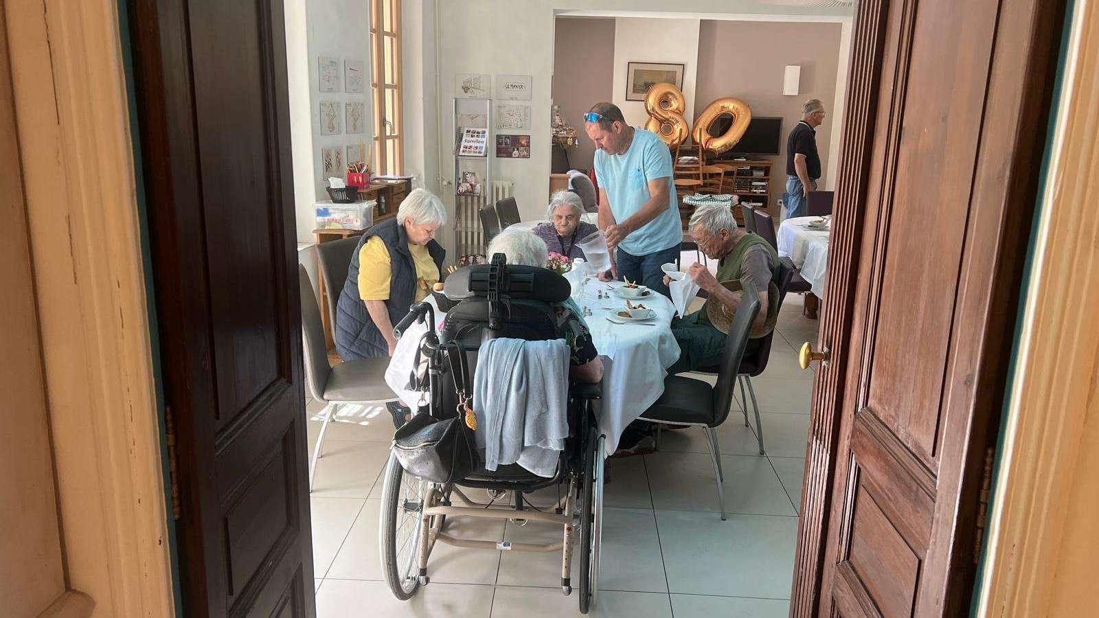 "Les fleurs avant le pain" : à Marseille, les Petits Frères des Pauvres célèbrent 80 ans de fraternité à Beaumont