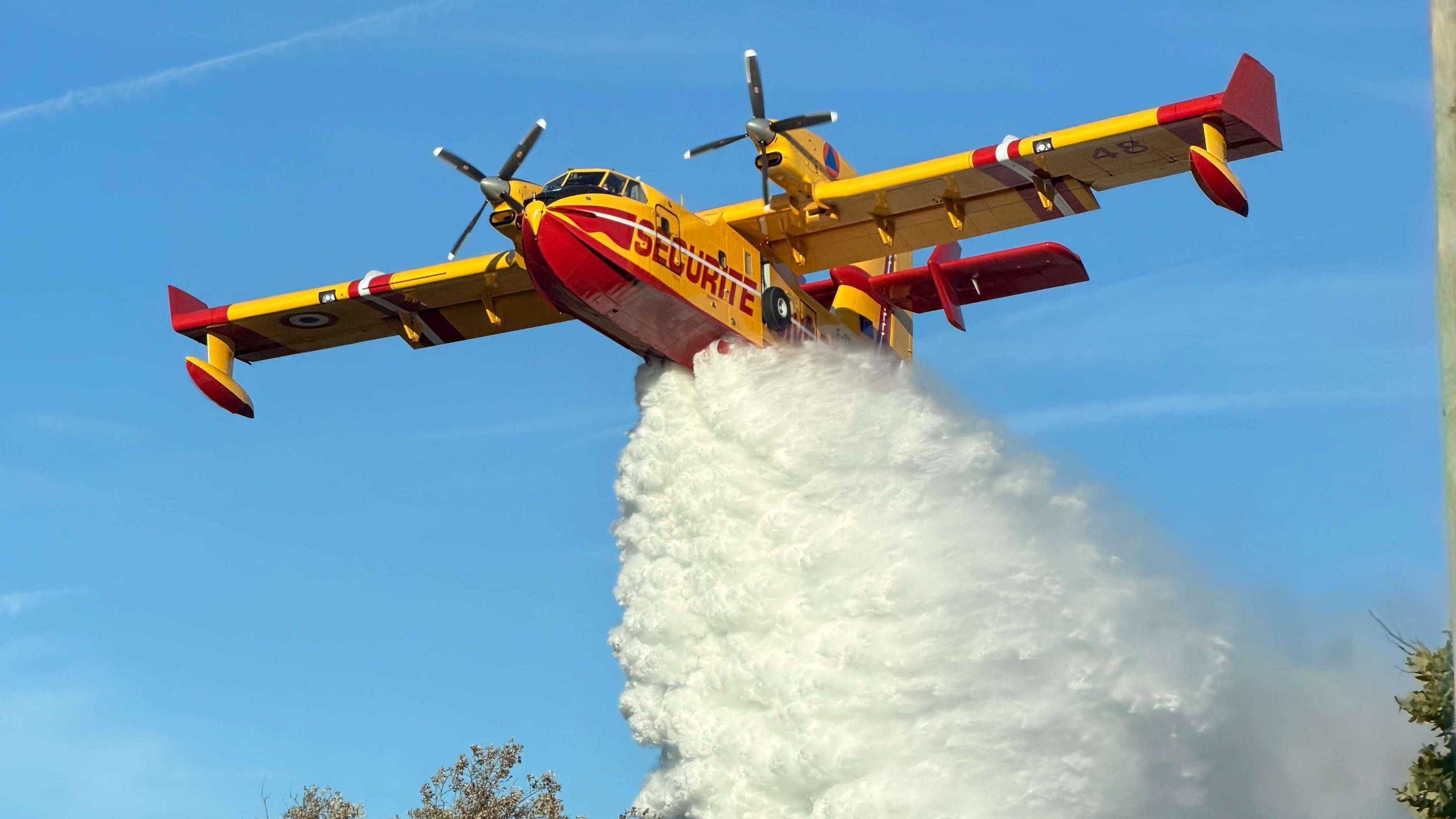 Saint-Cannat: le feu est fixé après plusieurs largages successifs des canadairs