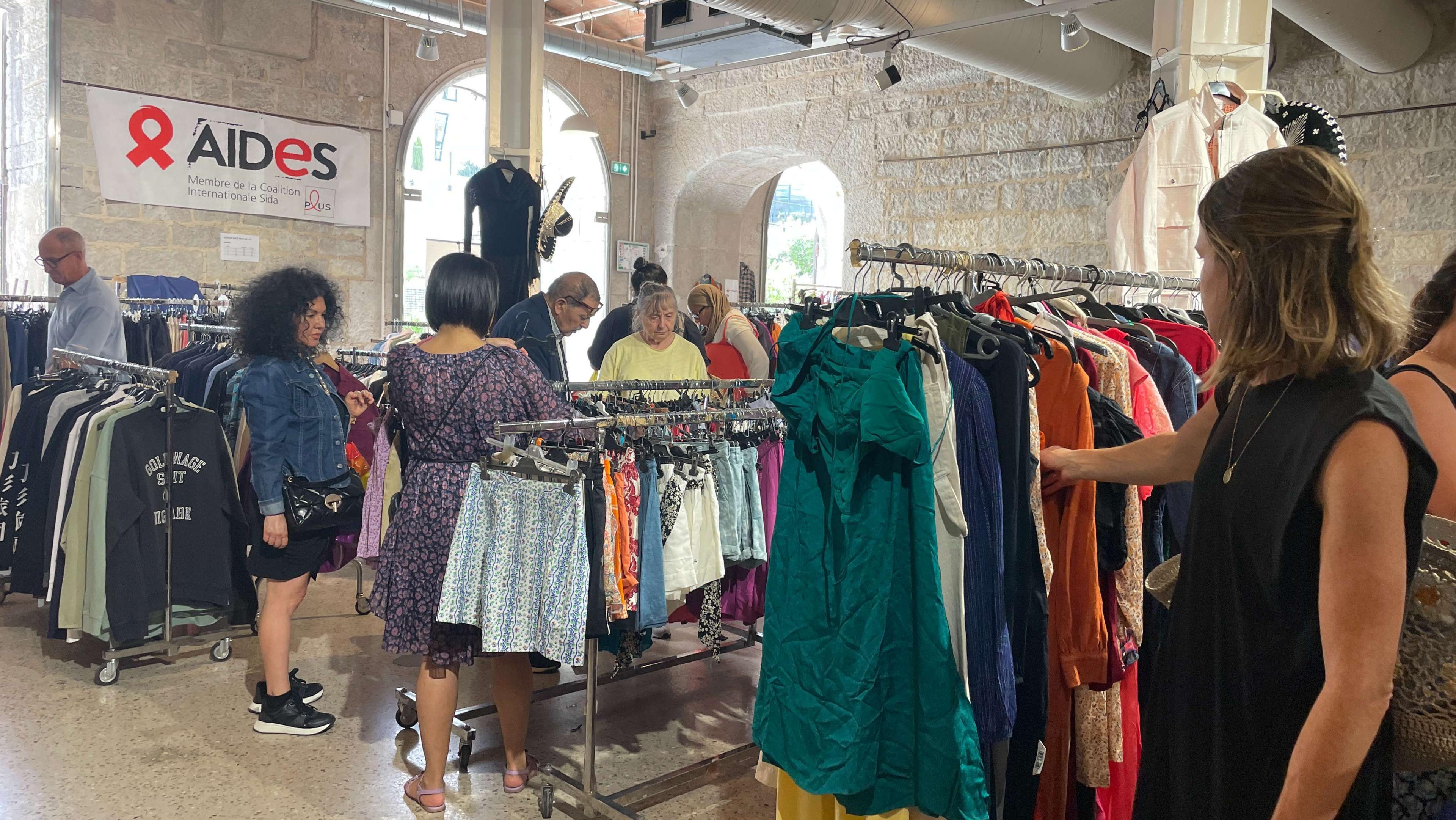 Marseille : des bonnes affaires pour la bonne cause ! La Grande Braderie solidaire AIDES revient aux Docks Village