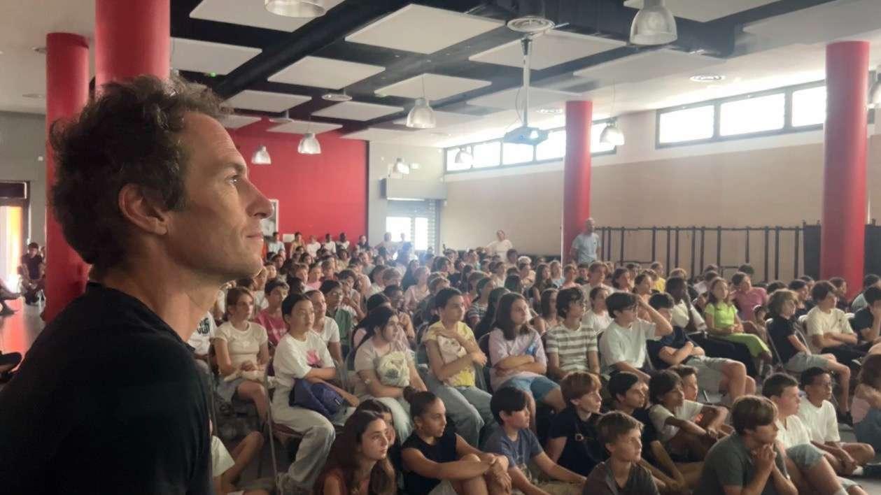 À Marseille, le champion d'apnée Morgan Bourc'his sensibilise 300 collégiens à la protection des océans