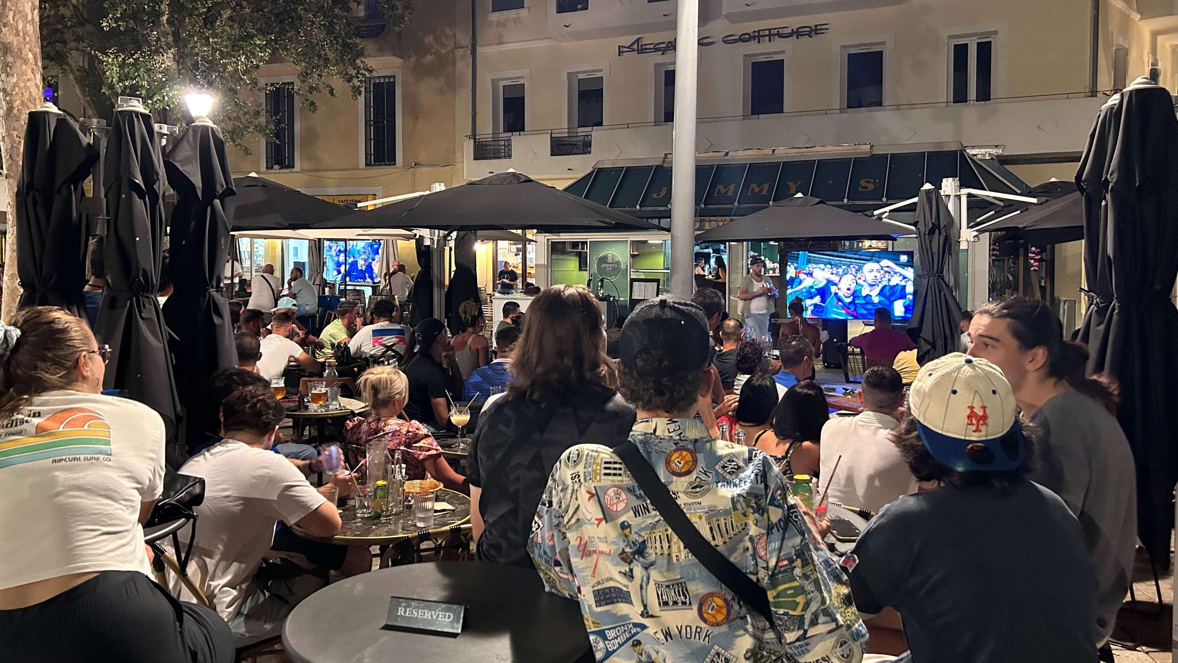 À Martigues, la Coupe du Monde fait rêver les habitants et profiter les commerçants 