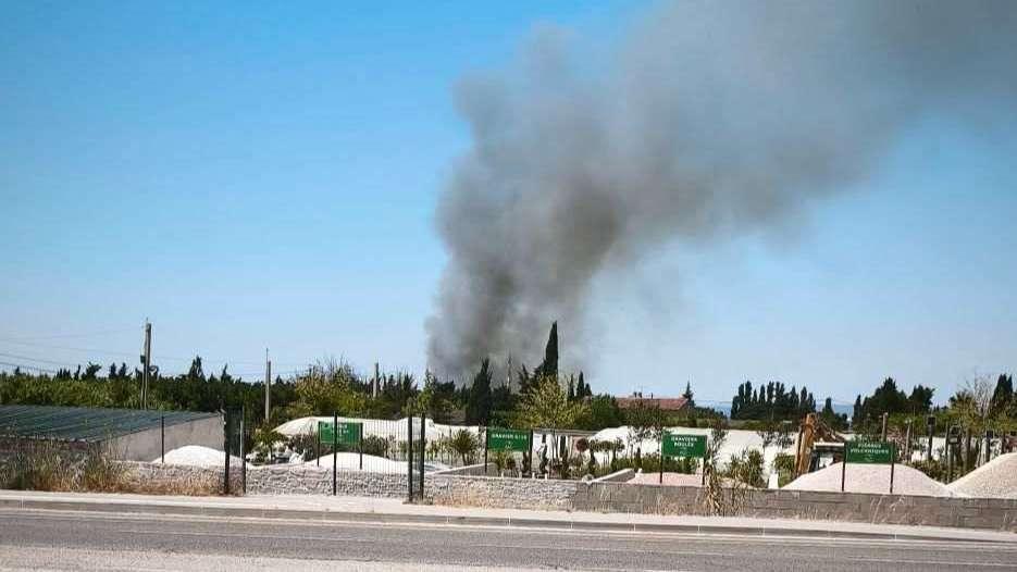 Incendie à Châteauneuf-les-Martigues : une soixantaine de pompiers et un hélicoptère bombardier d’eau engagés