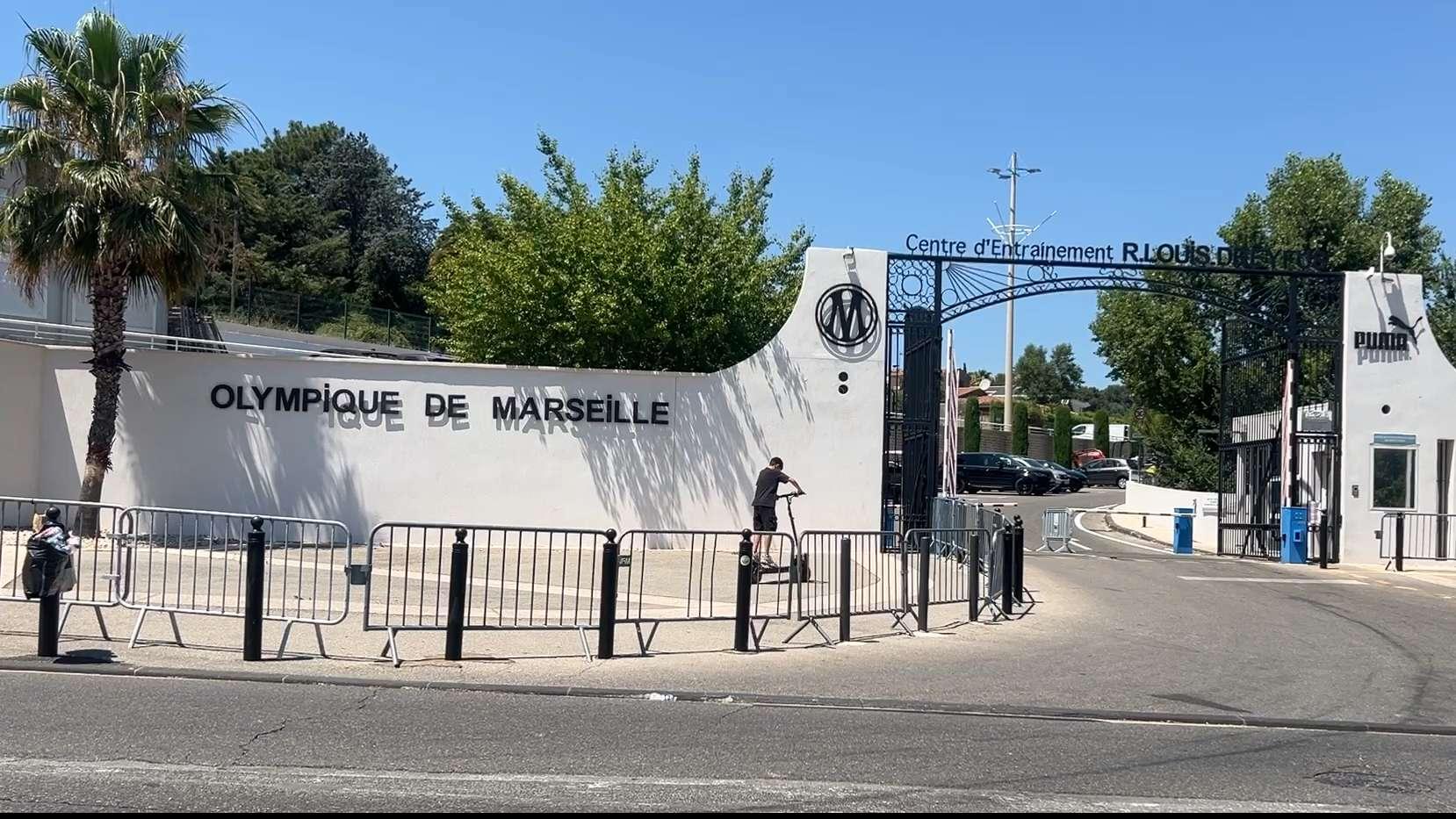 Devant la commanderie, les supporters de l'OM ont beaucoup d'attentes à l'aube de la nouvelle saison