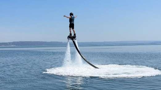 On a testé le Flyboard chez Jetski-Aventure à Saint-Mitre, l'invention marseillaise qui vous fait voler au-dessus de l'Étang de Berre
