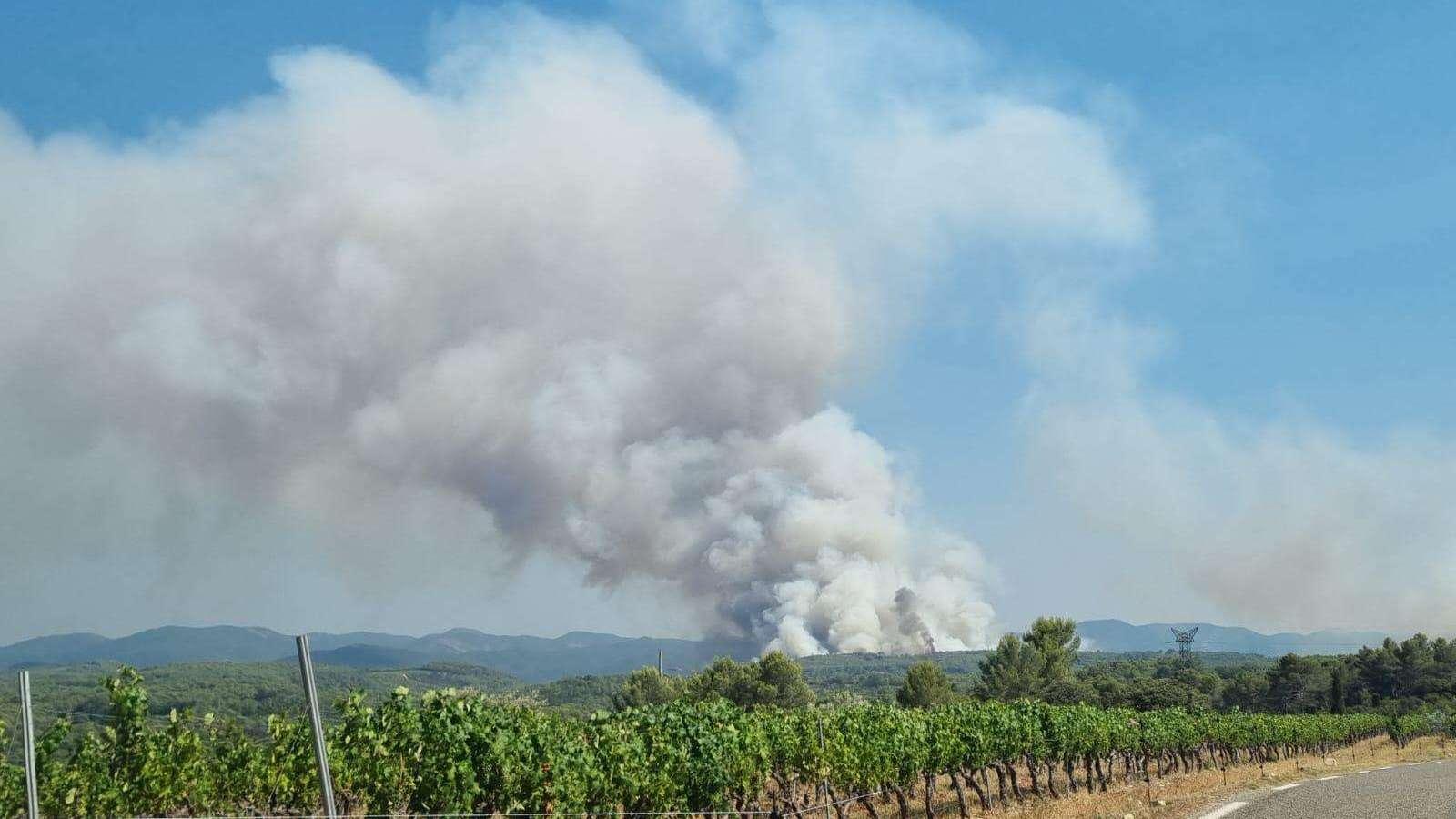 Feu dans le Var : 200 hectares parcourus, 10 maisons touchées et 365 pompiers toujours mobilisés