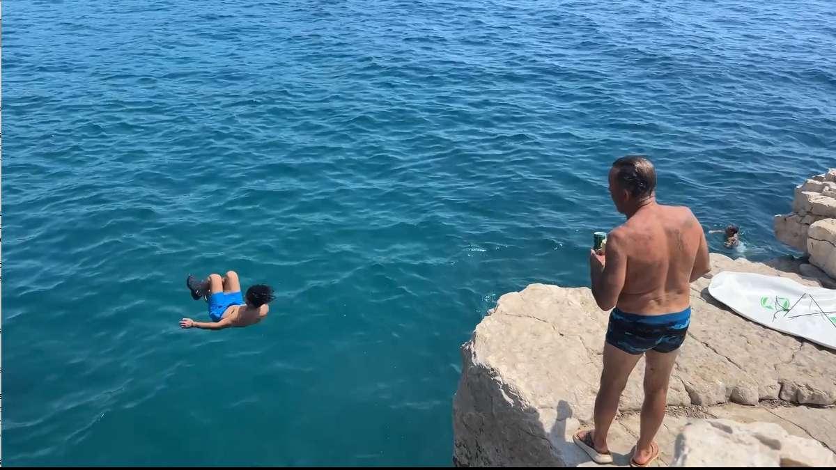 "La peur est notre amie": "L'Ange des calanques" apprend à plonger aux jeunes à Cassis
