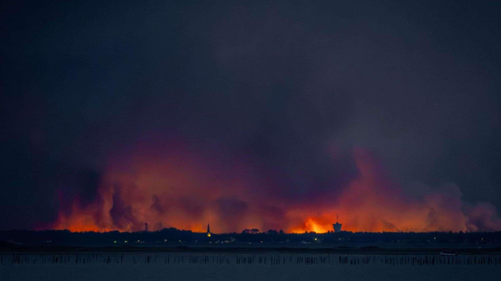 L'incendie en Gironde toujours pas fixé : 53 maisons détruites, 35 000 évacués