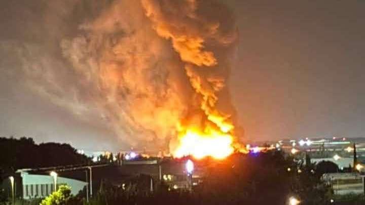 Vitrolles : incendie en cours dans un entrepôt de palettes