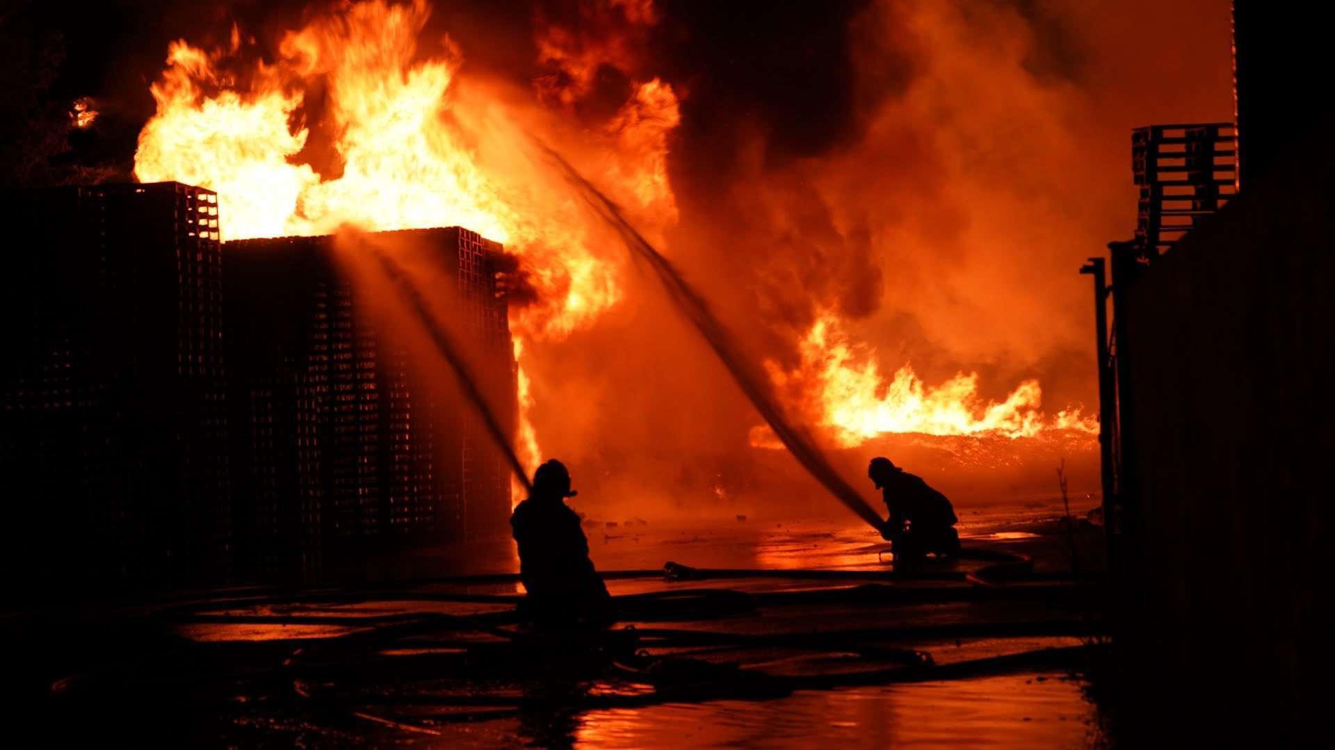 Vitrolles : l'incendie dans l'entrepôt de palettes est circonscrit 