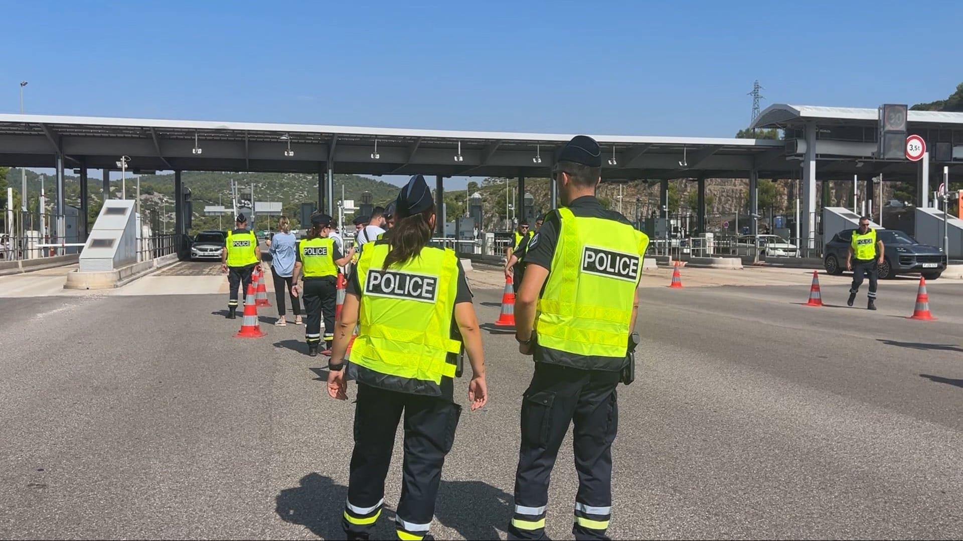 Chassé-croisé estival : opération de contrôle de la CRS autoroutière à la gare de péage de La Ciotat