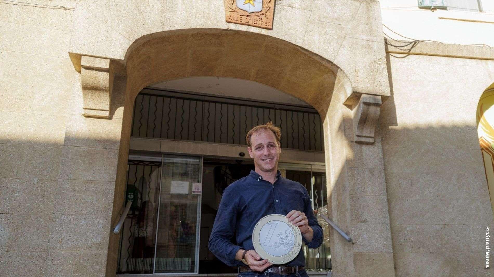 Istres : Robin Prétot rachète l'ancienne mairie pour 1€ et lance le « Plan Phénix »