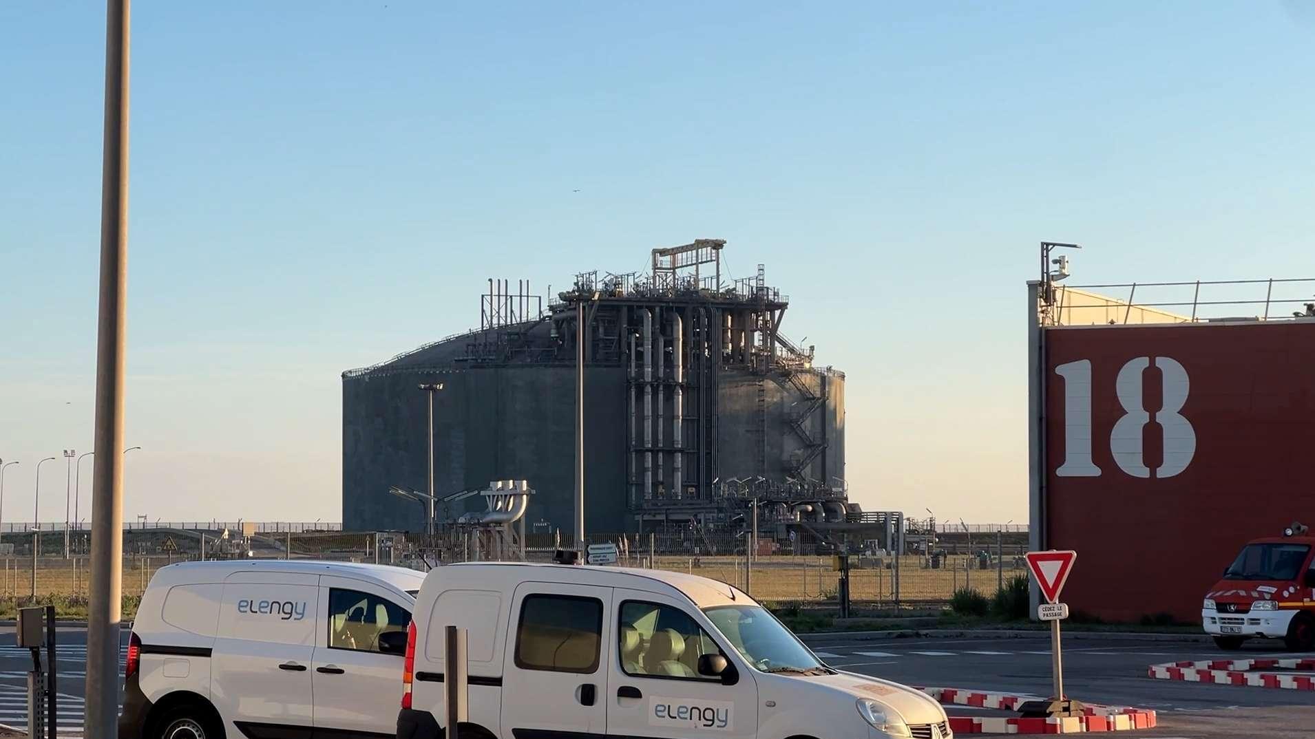 Fos-sur-Mer : une flamme visible pendant une semaine au terminal méthanier, on vous explique pourquoi 