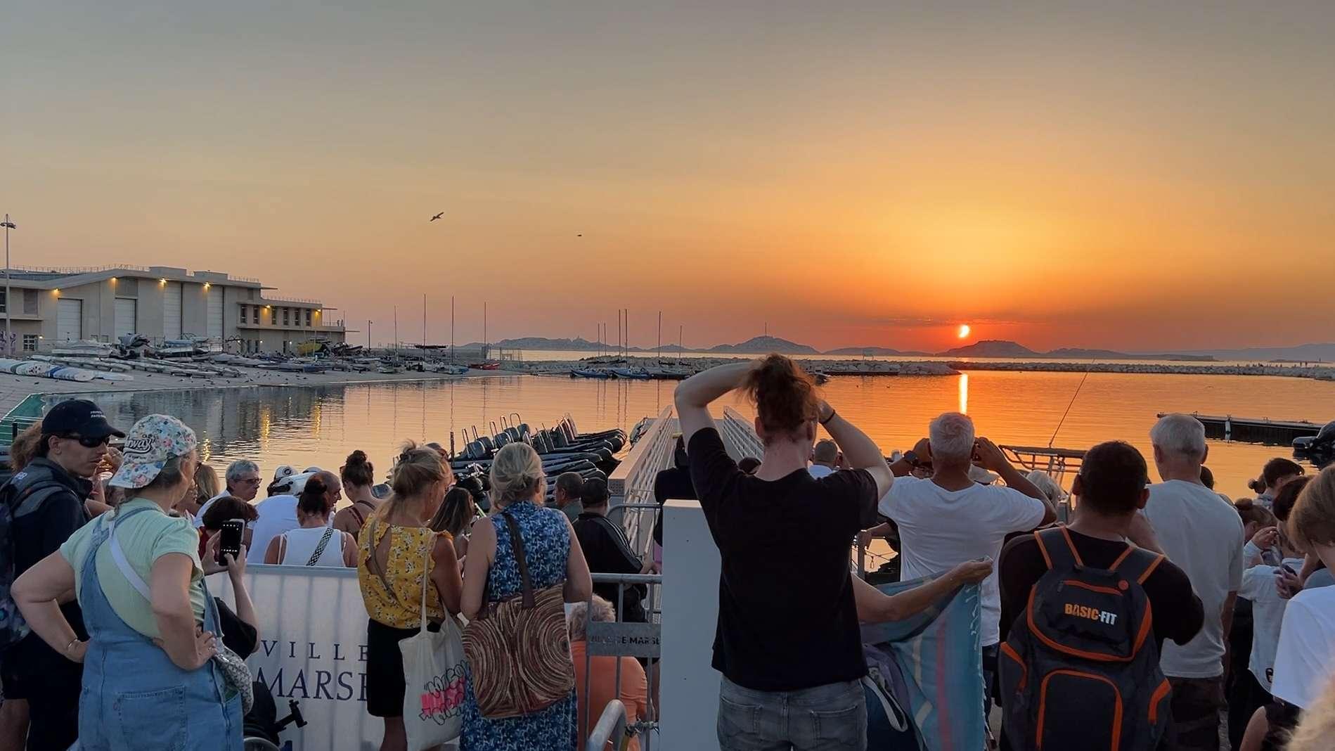 Éclipse solaire à Marseille : ferveur, « morsure » du soleil et ruée vers les lunettes au stade Florence Arthaud