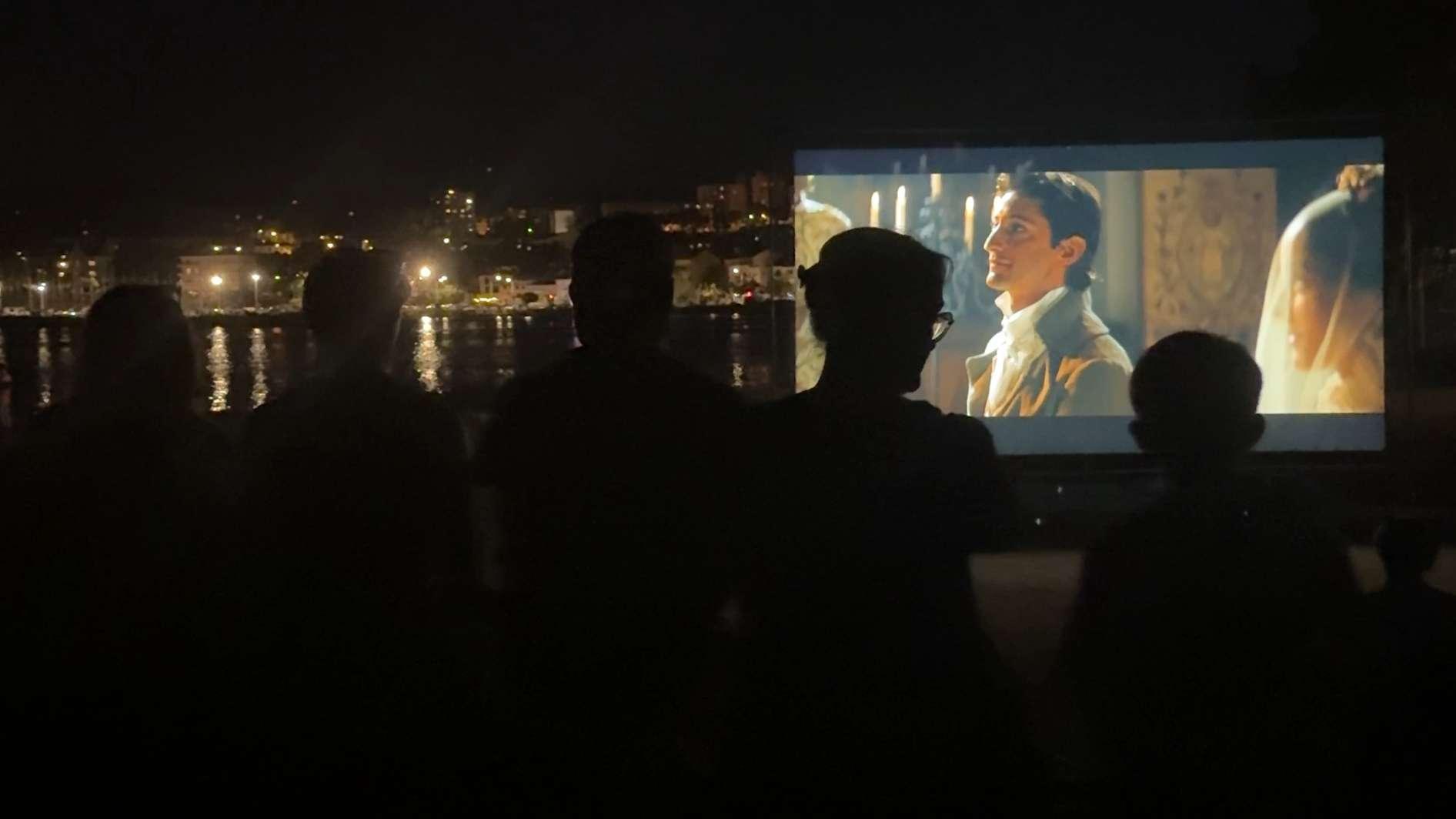 « On se régale ! » : à Martigues, le cinéma en plein air fait carton plein