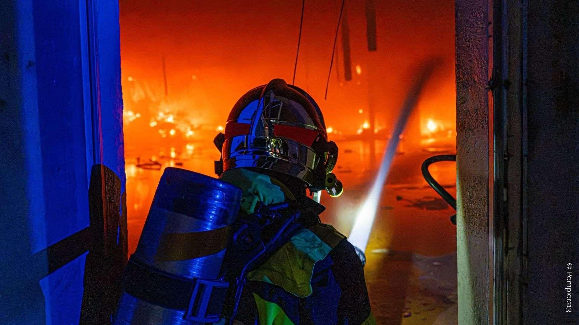 Rognac : l'imprimerie Rockson brûle encore, la Ville interpelle l'État et convoque une réunion d'urgence