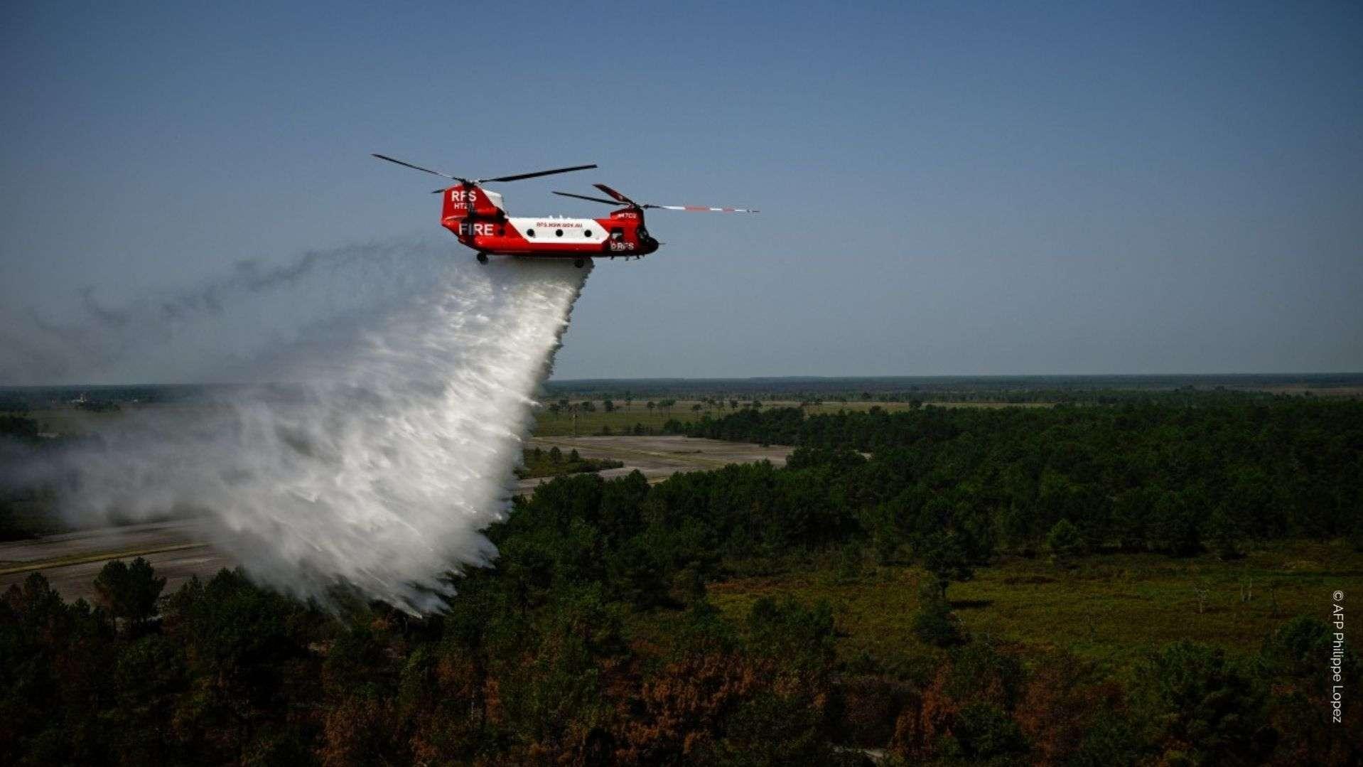 11 000 litres d'eau chargés en 90 secondes : l'hélicoptère Chinook, nouvel allié pour lutter contre les incendies en France