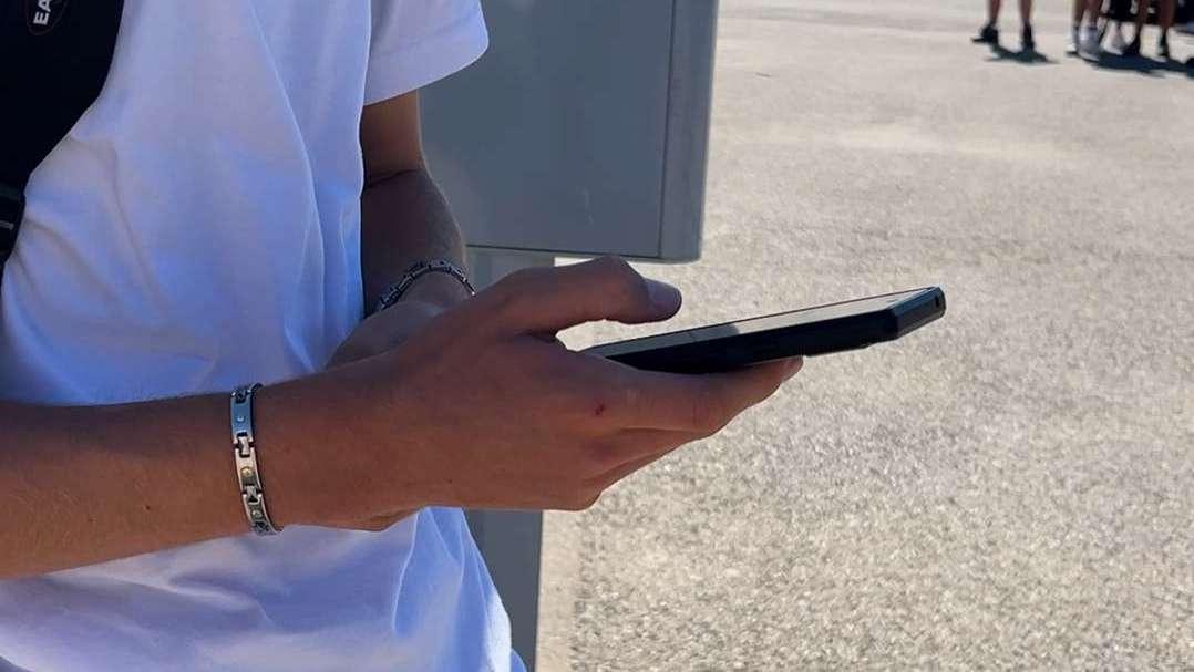 Interdiction du téléphone portable au lycée : les élèves respectent-ils la nouvelle loi ? 