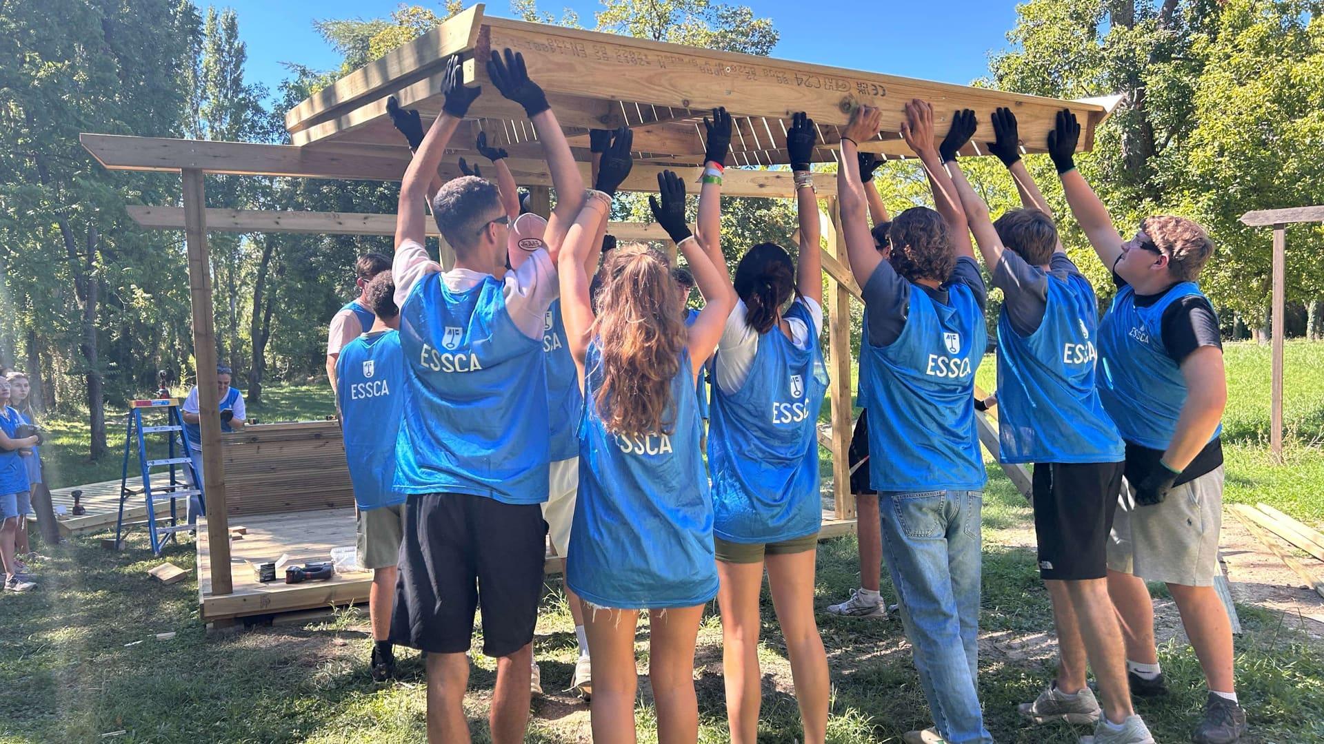 Aix-en-Provence : perceuses, entraide et immersion, le pari solidaire des étudiants de l'ESSCA aux Parons