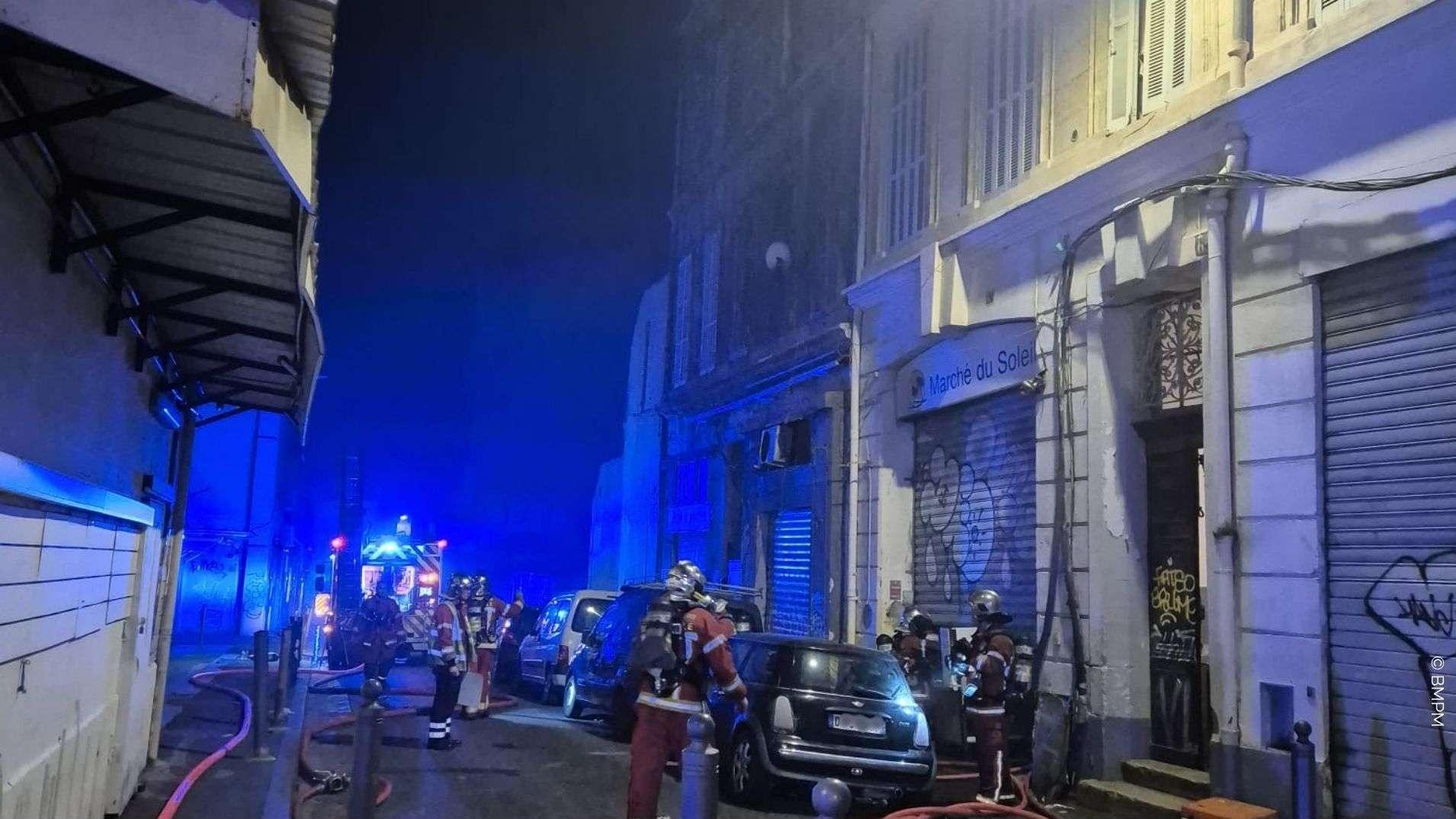 Marseille : le Marché du Soleil ravagé par un incendie, 71 personnes évacuées