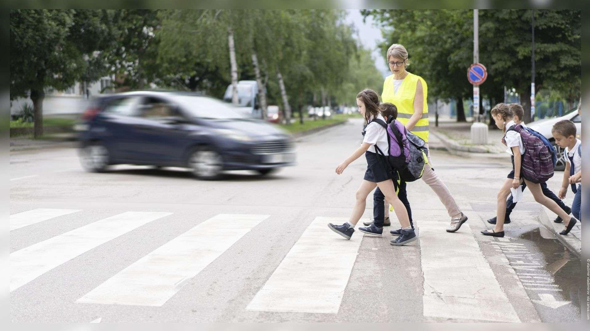 "Les enfants commencent à me repérer" : Brigitte, l'une des sept "Mamie Trafic" qui sécurise les écoles de Gignac